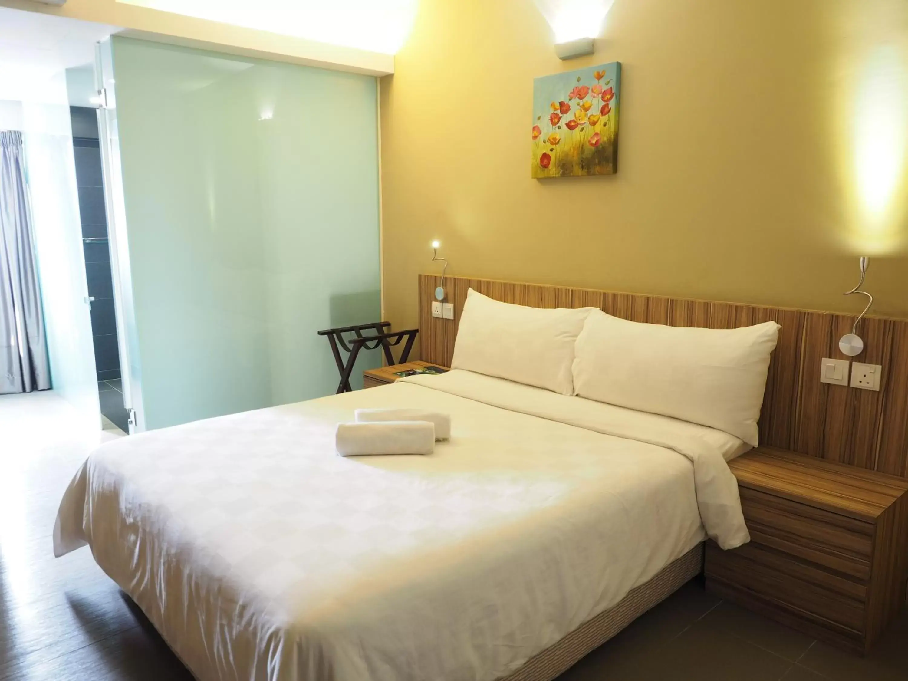 Bathroom, Bed in Mornington Hotel Medan Ipoh