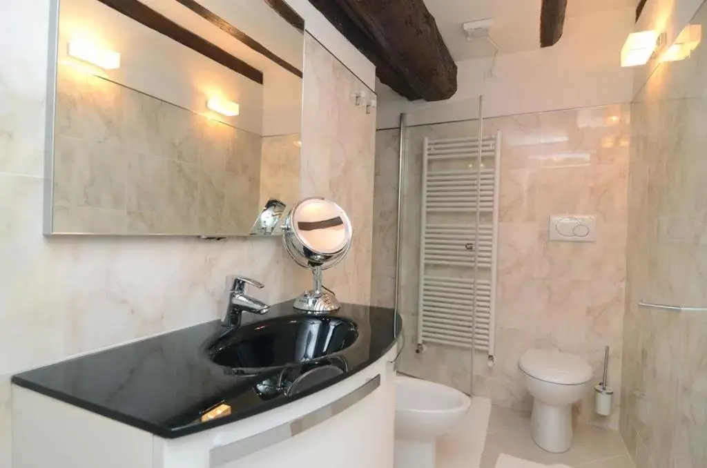 Shower, Bathroom in B&B Fortuny