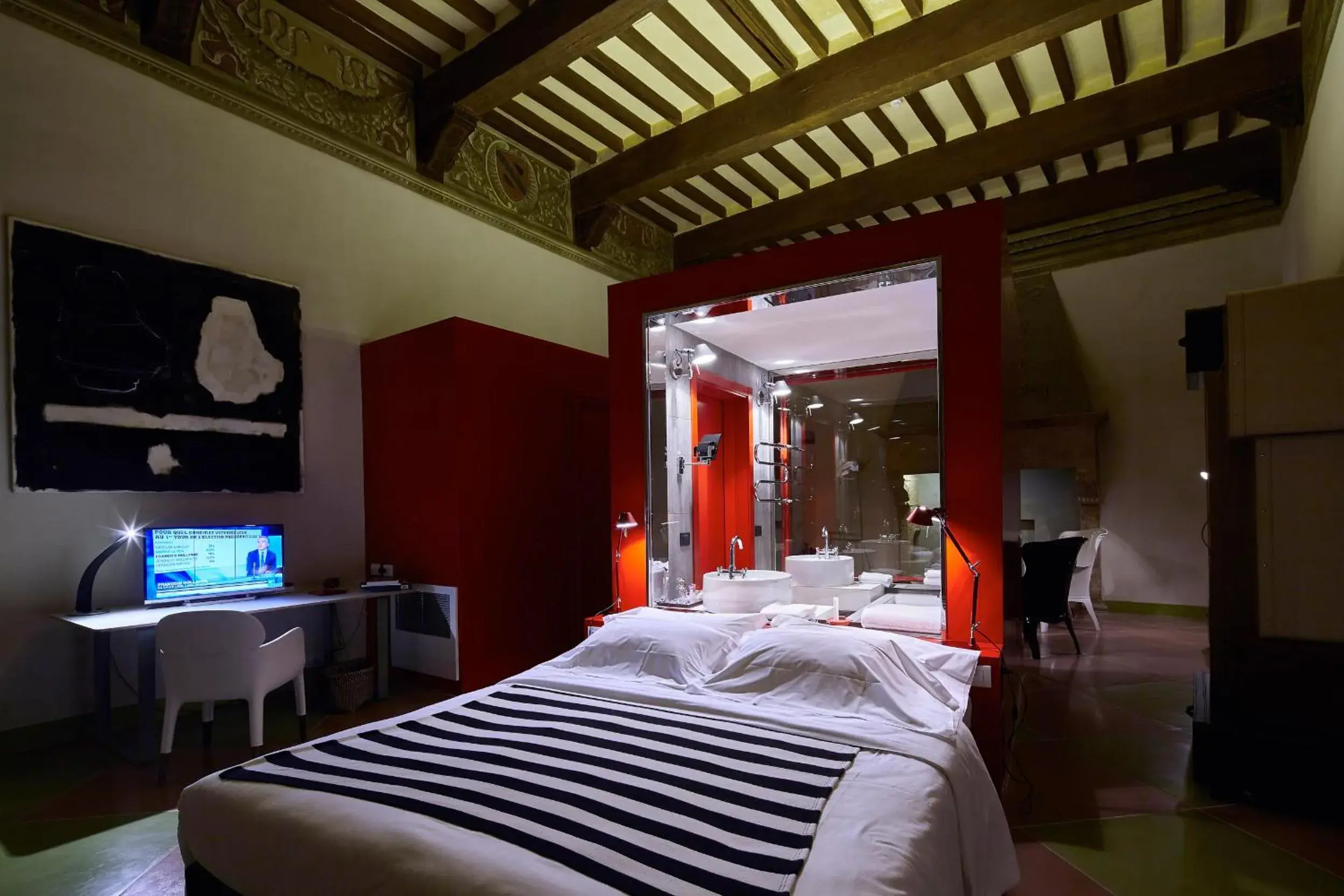 Bed in Palazzetto Rosso - Art Hotel