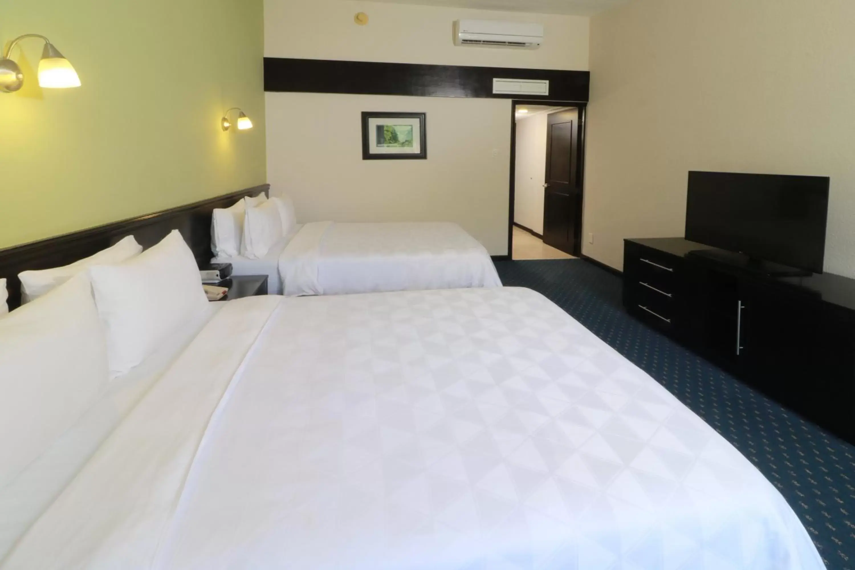 Photo of the whole room, Bed in Holiday Inn San Luis Potosi-Quijote, an IHG Hotel