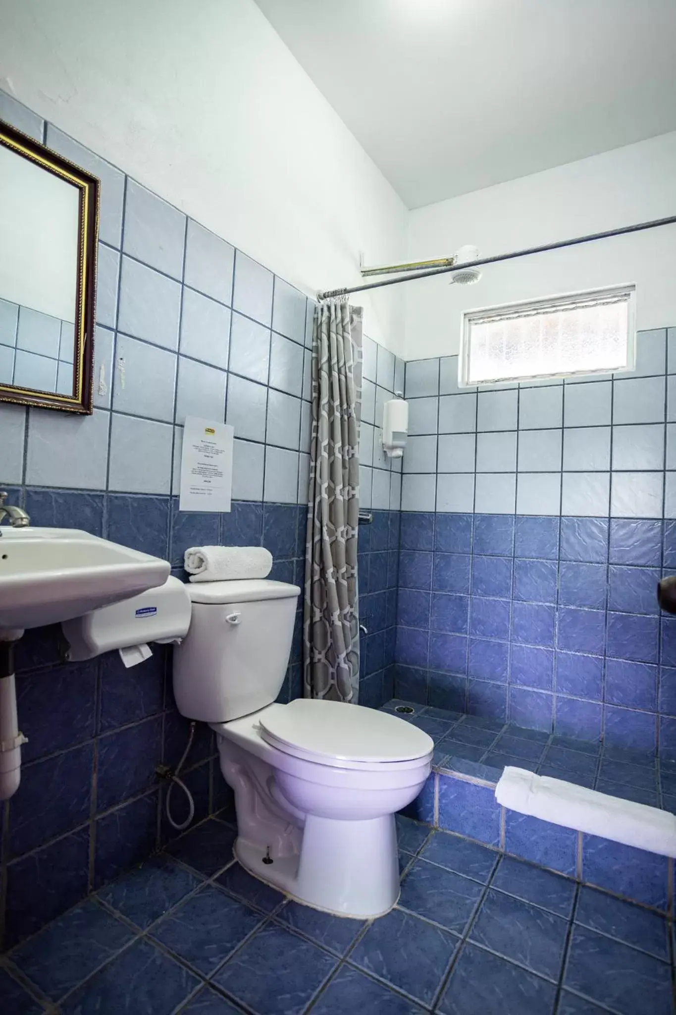 Shower, Bathroom in Hotel El Rancho