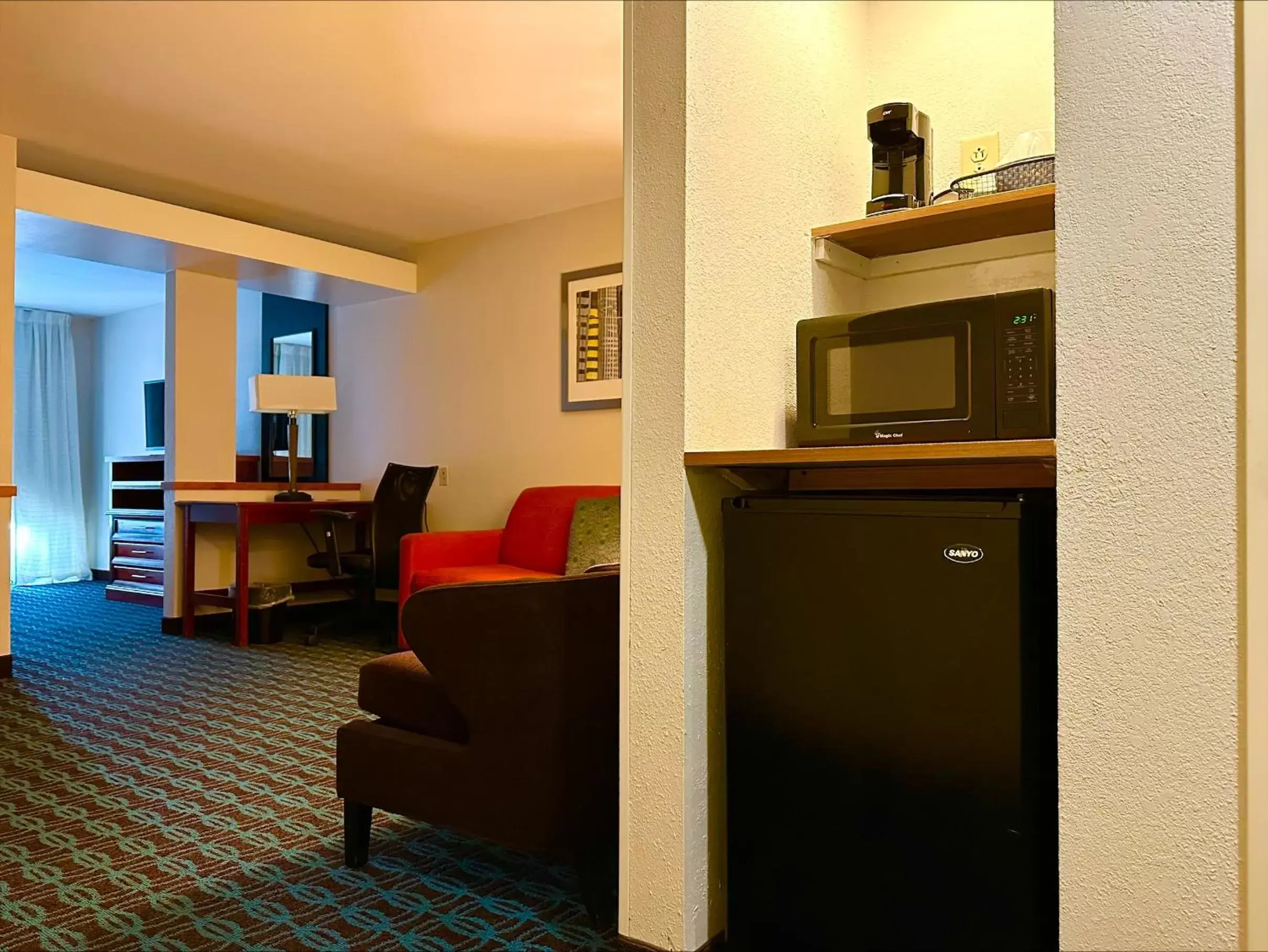 TV and multimedia, Kitchen/Kitchenette in Fairfield Inn & Suites by Marriott Waco North