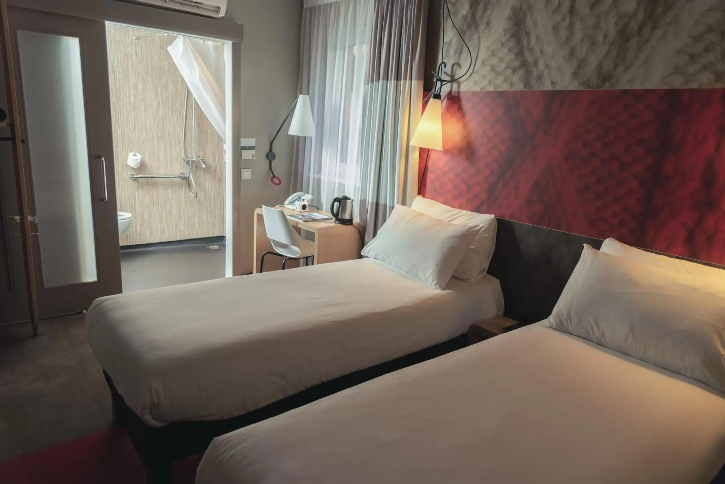 Facility for disabled guests, Bed in ibis Glasgow City Centre – Sauchiehall St