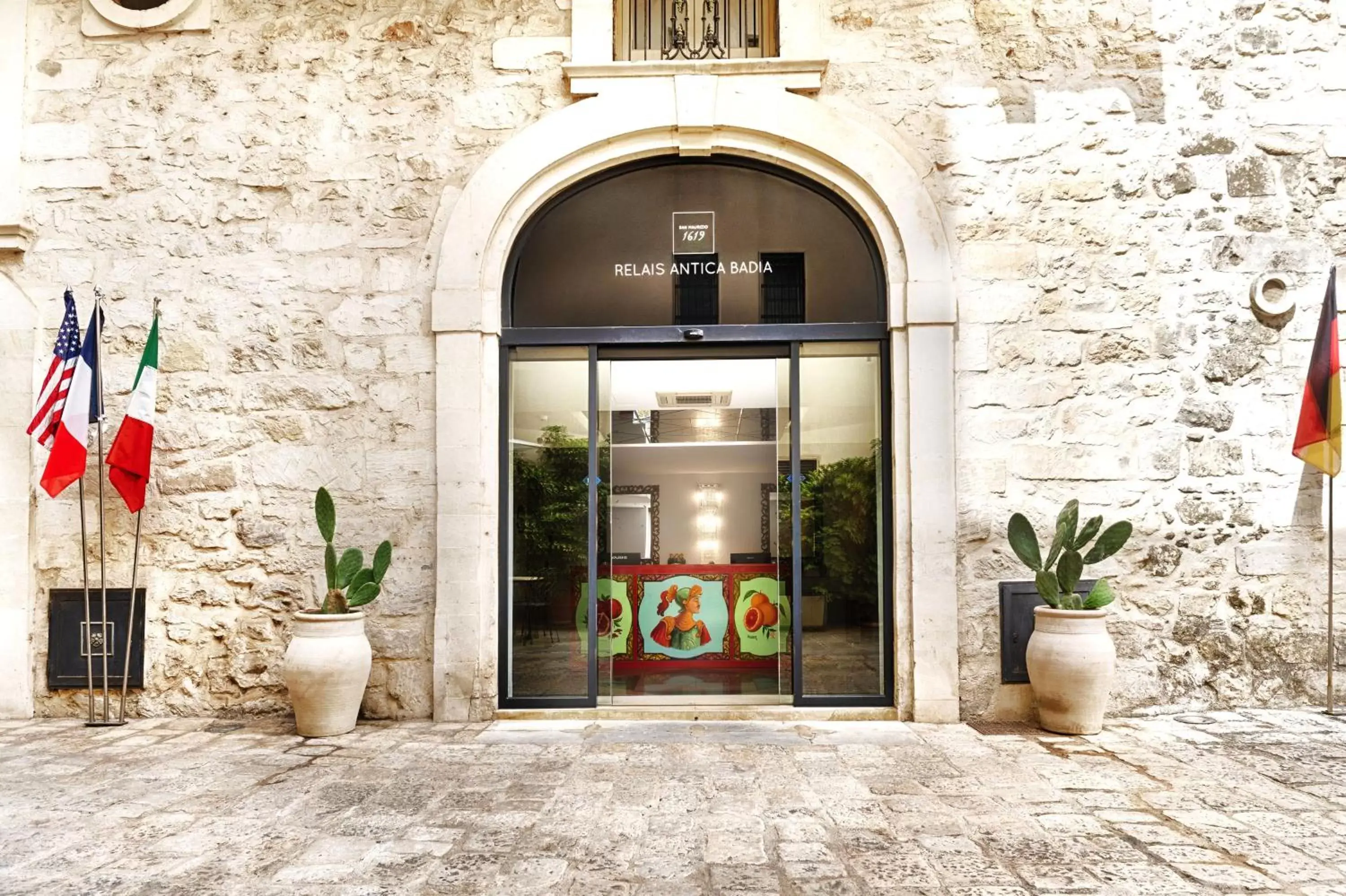 Lobby or reception in Relais Antica Badia - San Maurizio 1619