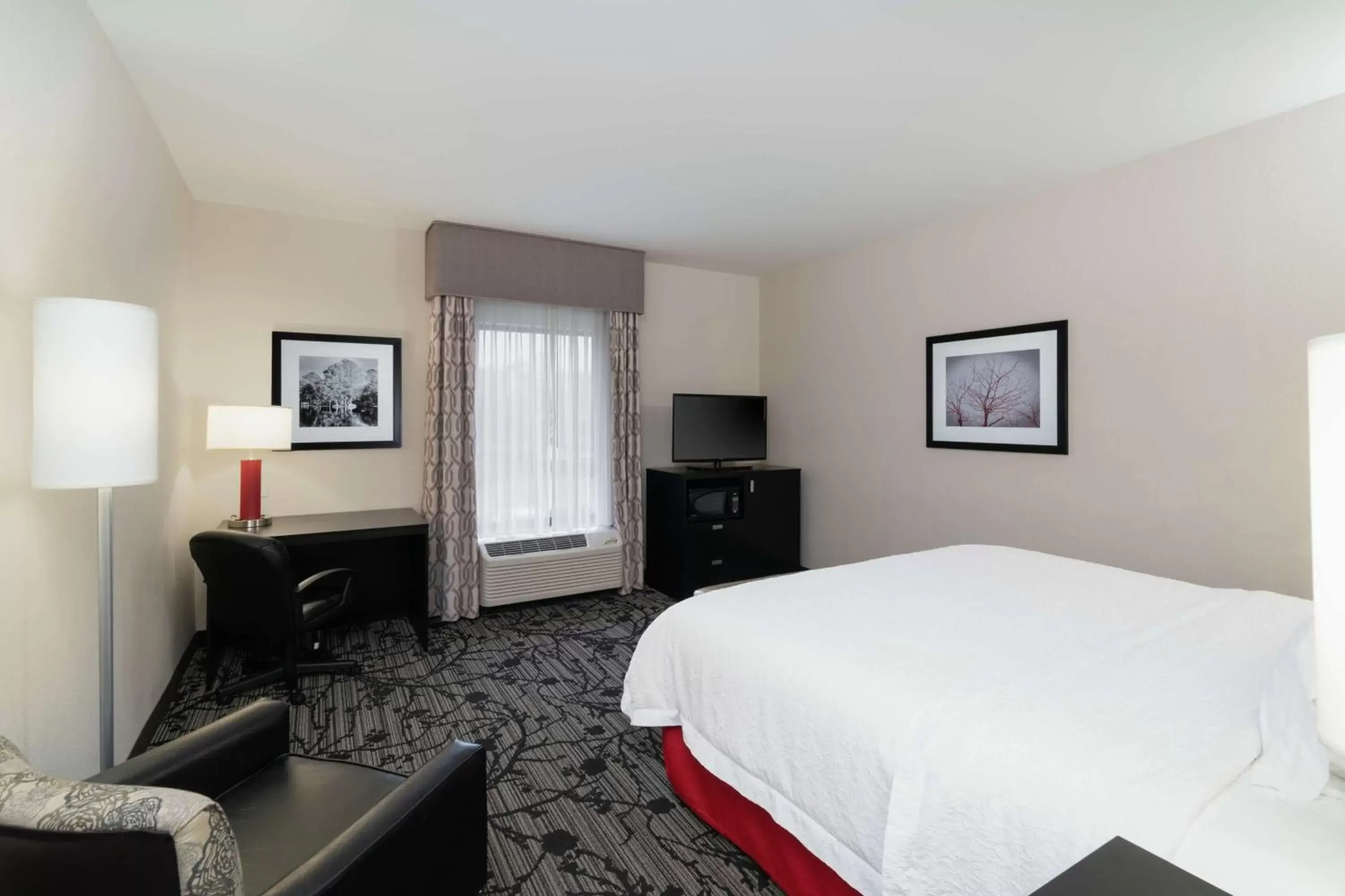 Bedroom in Hampton Inn and Suites Roanoke Airport/Valley View Mall