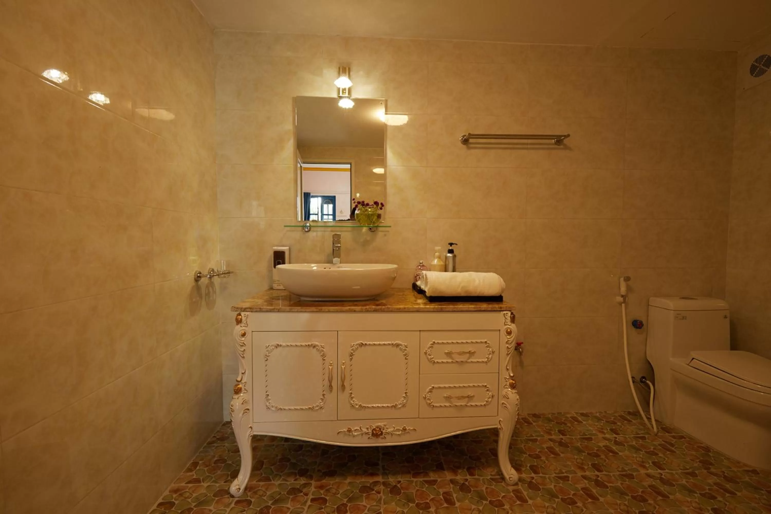 Toilet in Lucky Budda Inn Villa