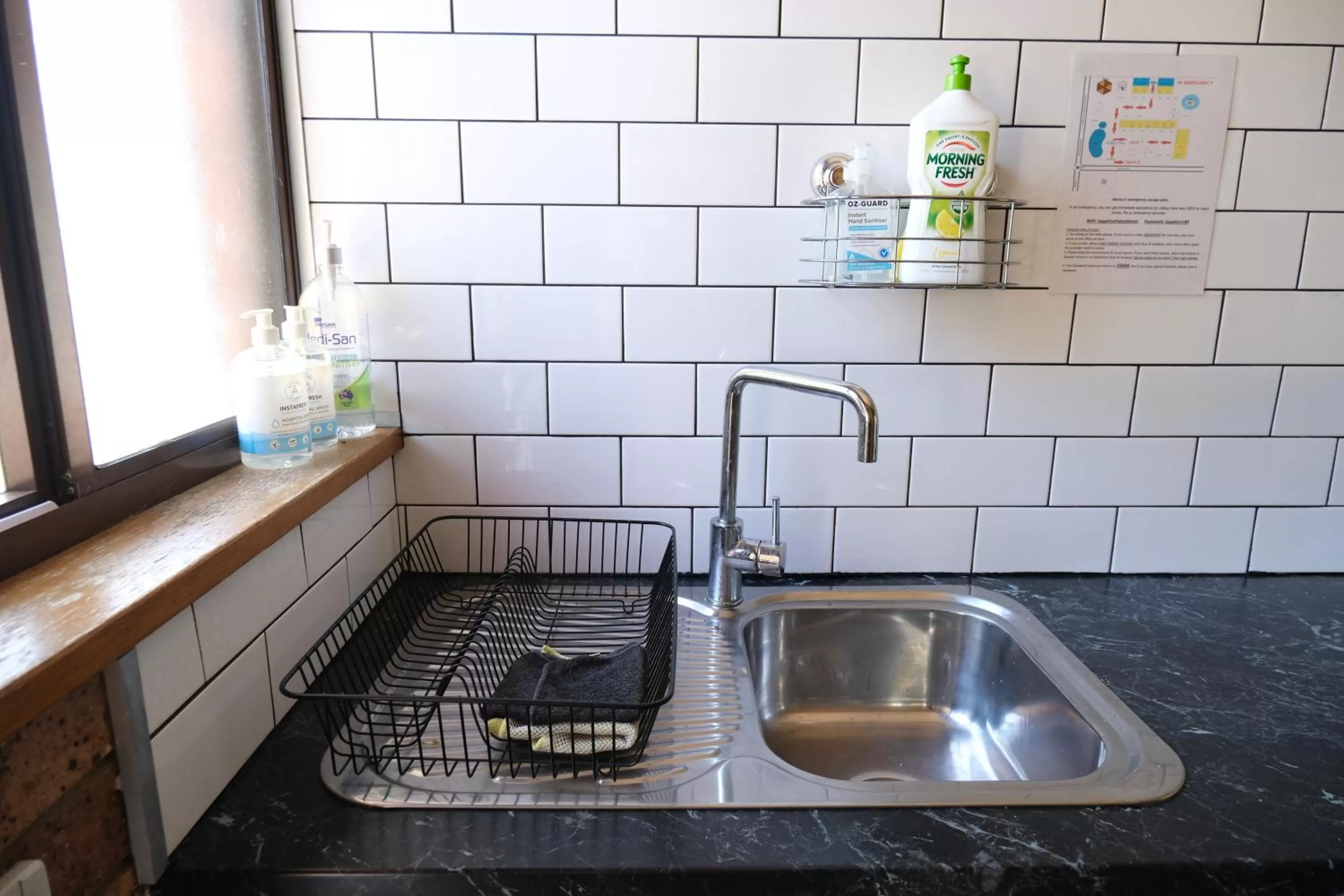 Communal kitchen in Sapphire Palms Motel