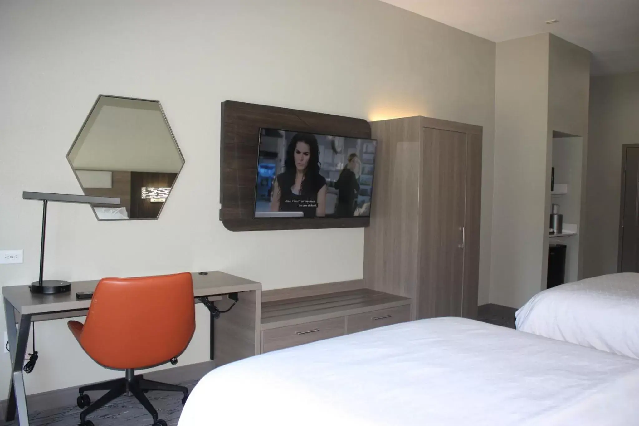 Photo of the whole room, TV/Entertainment Center in Holiday Inn Express Hotel & Suites Shamrock North, an IHG Hotel