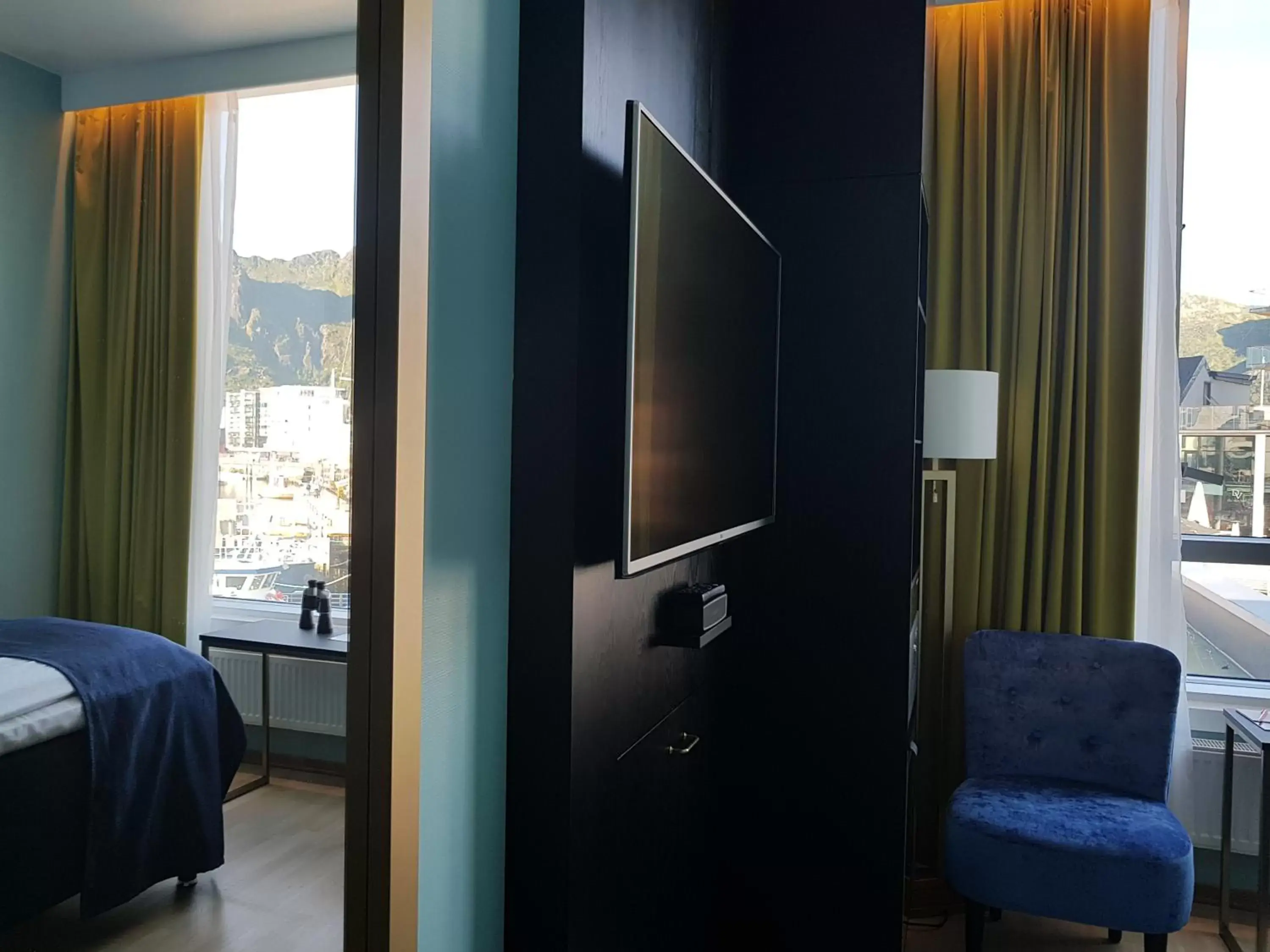TV and multimedia, Bathroom in Thon Hotel Lofoten