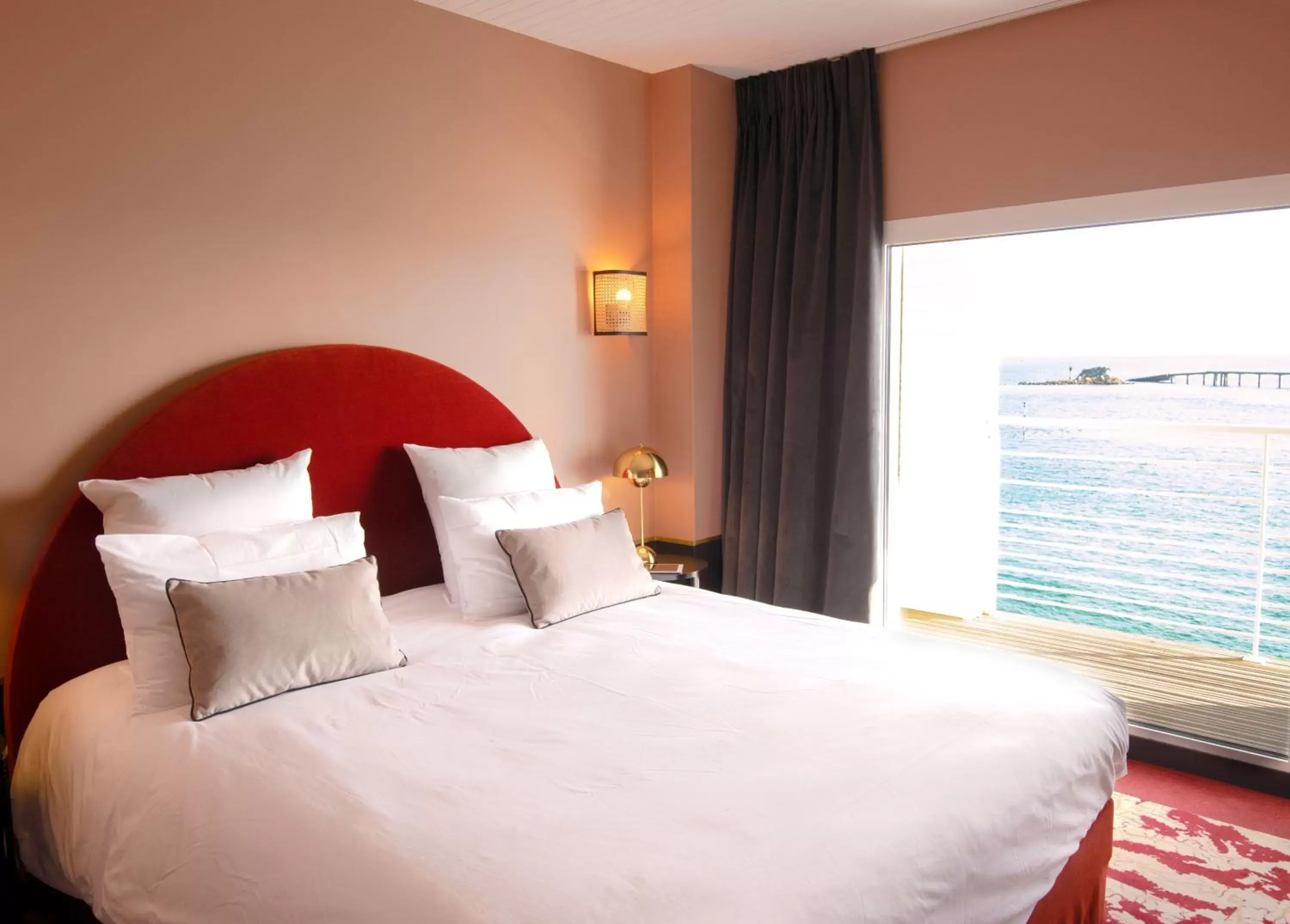 Bedroom, Bed in Hotel Mercure Roscoff Bord De Mer