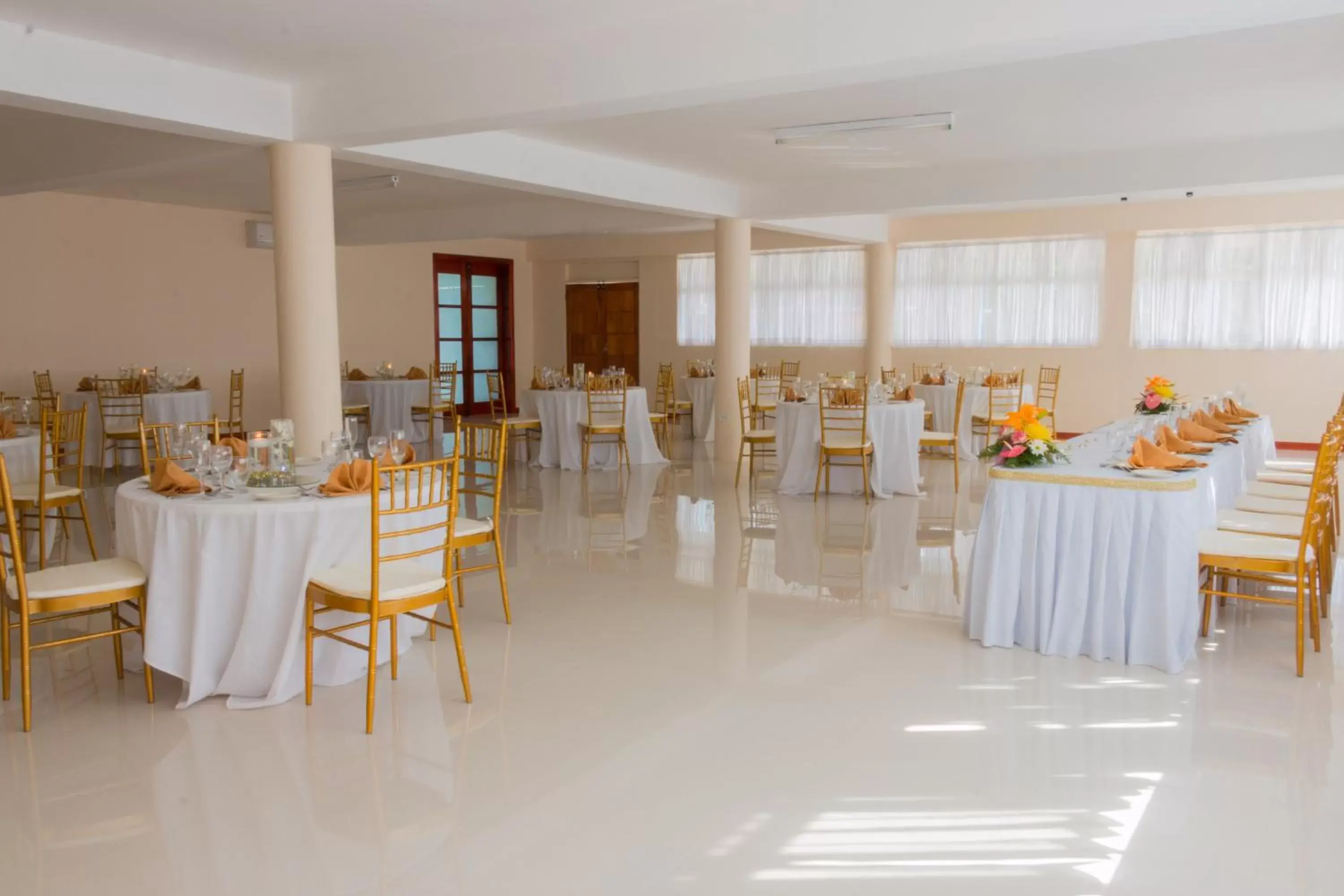 Banquet/Function facilities, Restaurant/Places to Eat in Travellers Beach Resort