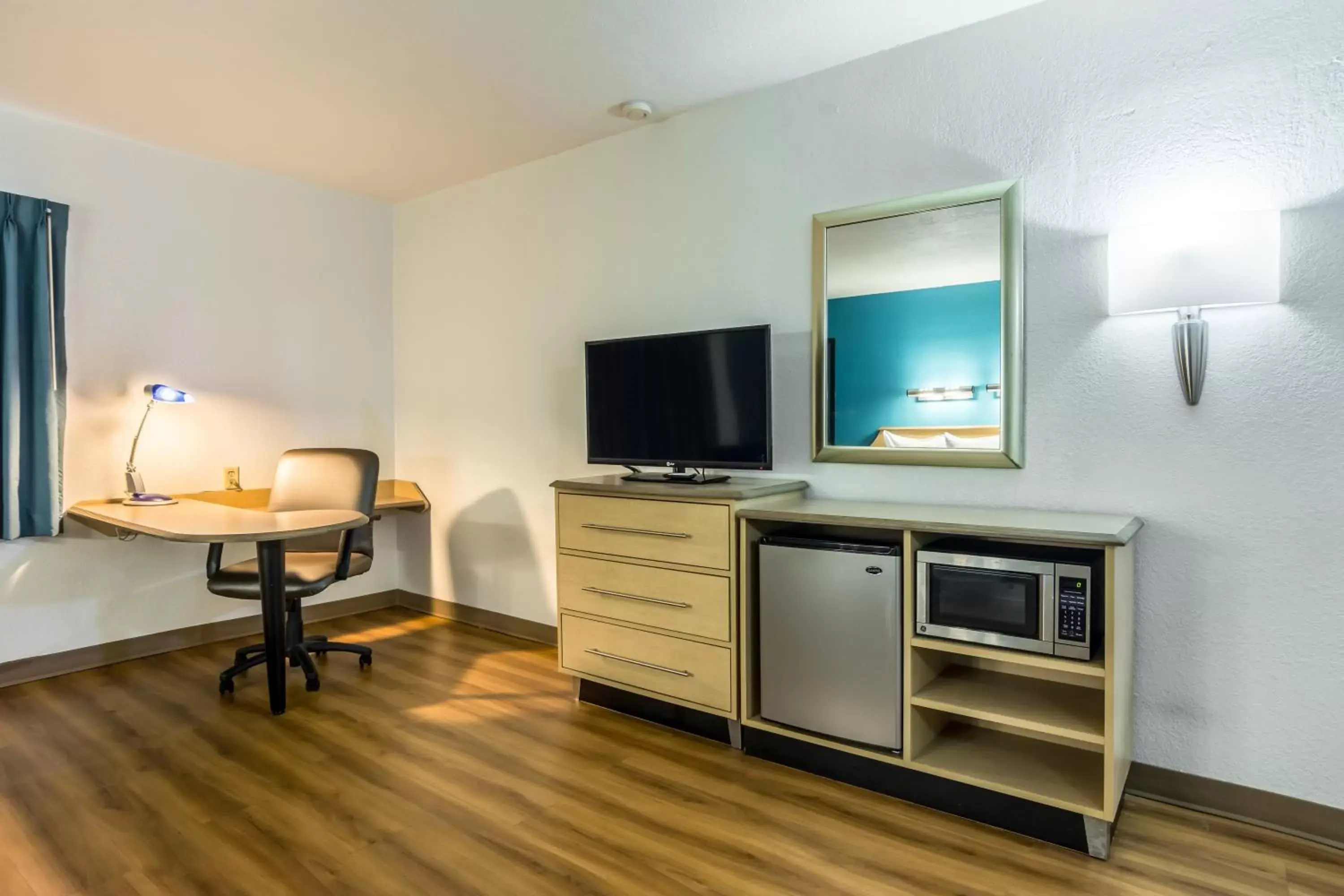 Bedroom, TV/Entertainment Center in Motel 6-Atlanta, GA - Downtown