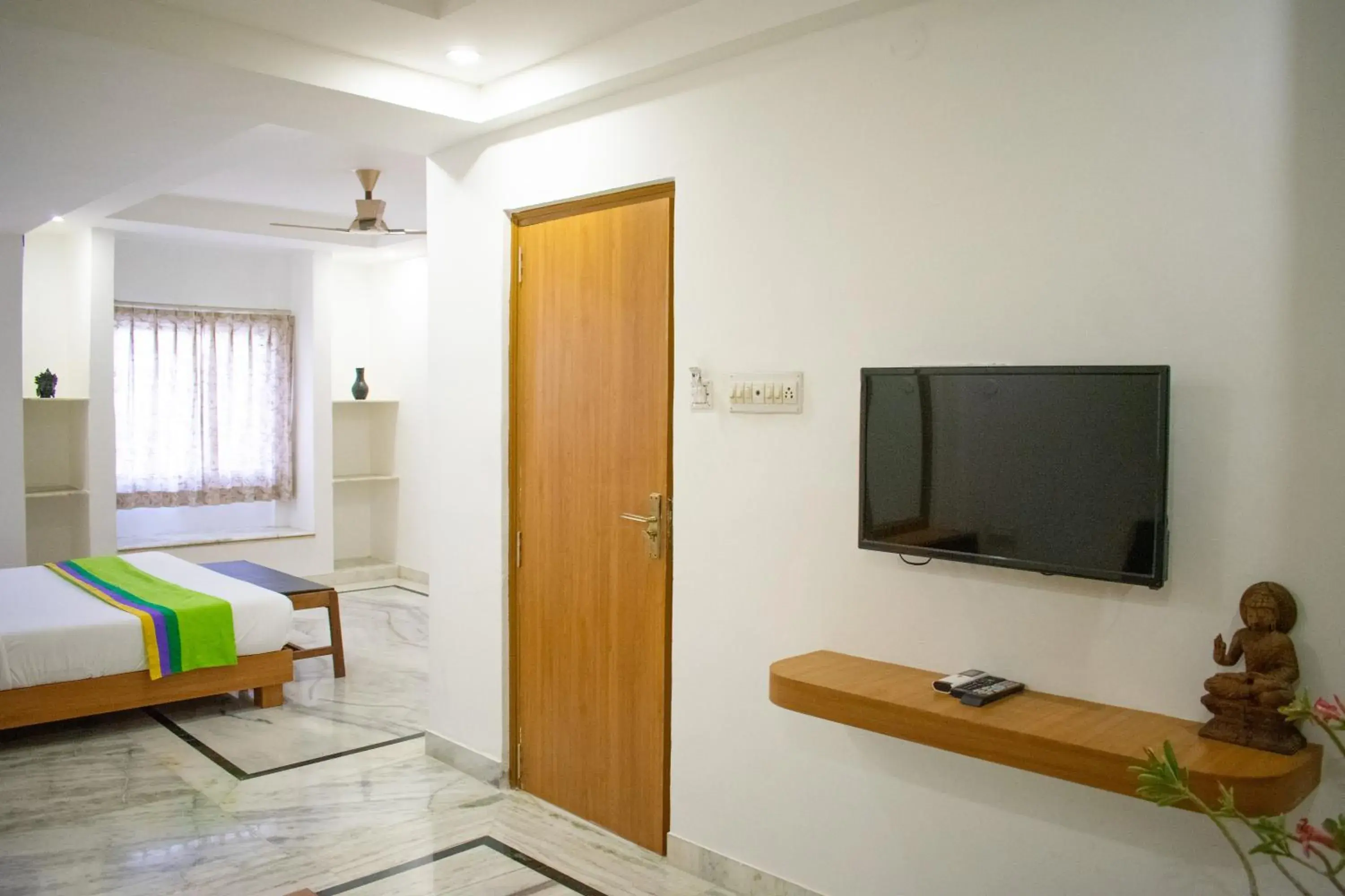 Communal lounge/ TV room, Bed in Banjara Hostel