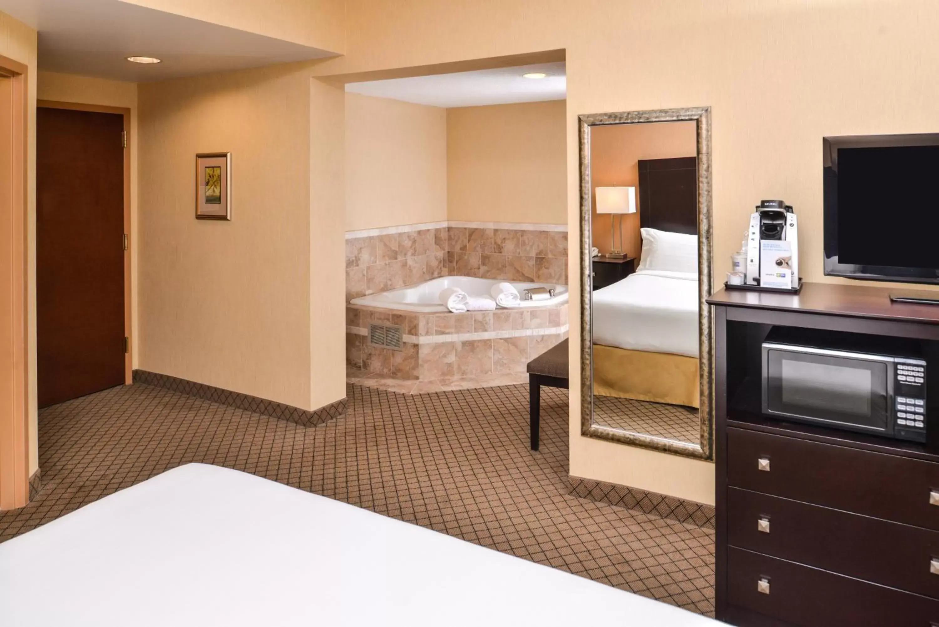Bedroom, Bed in Holiday Inn Express Lewisburg - New Columbia, an IHG Hotel