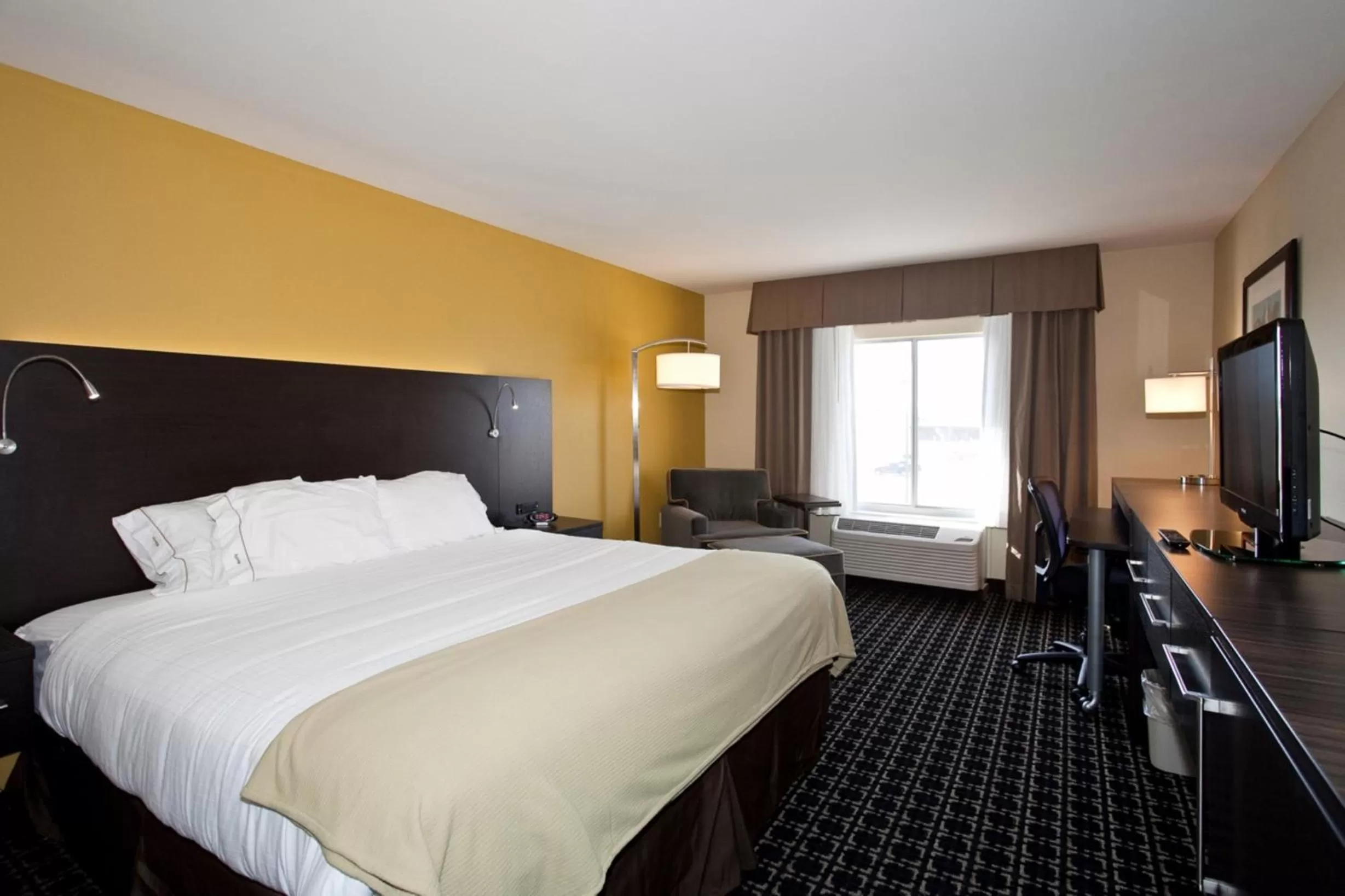 Bed in Holiday Inn Express Newton by IHG