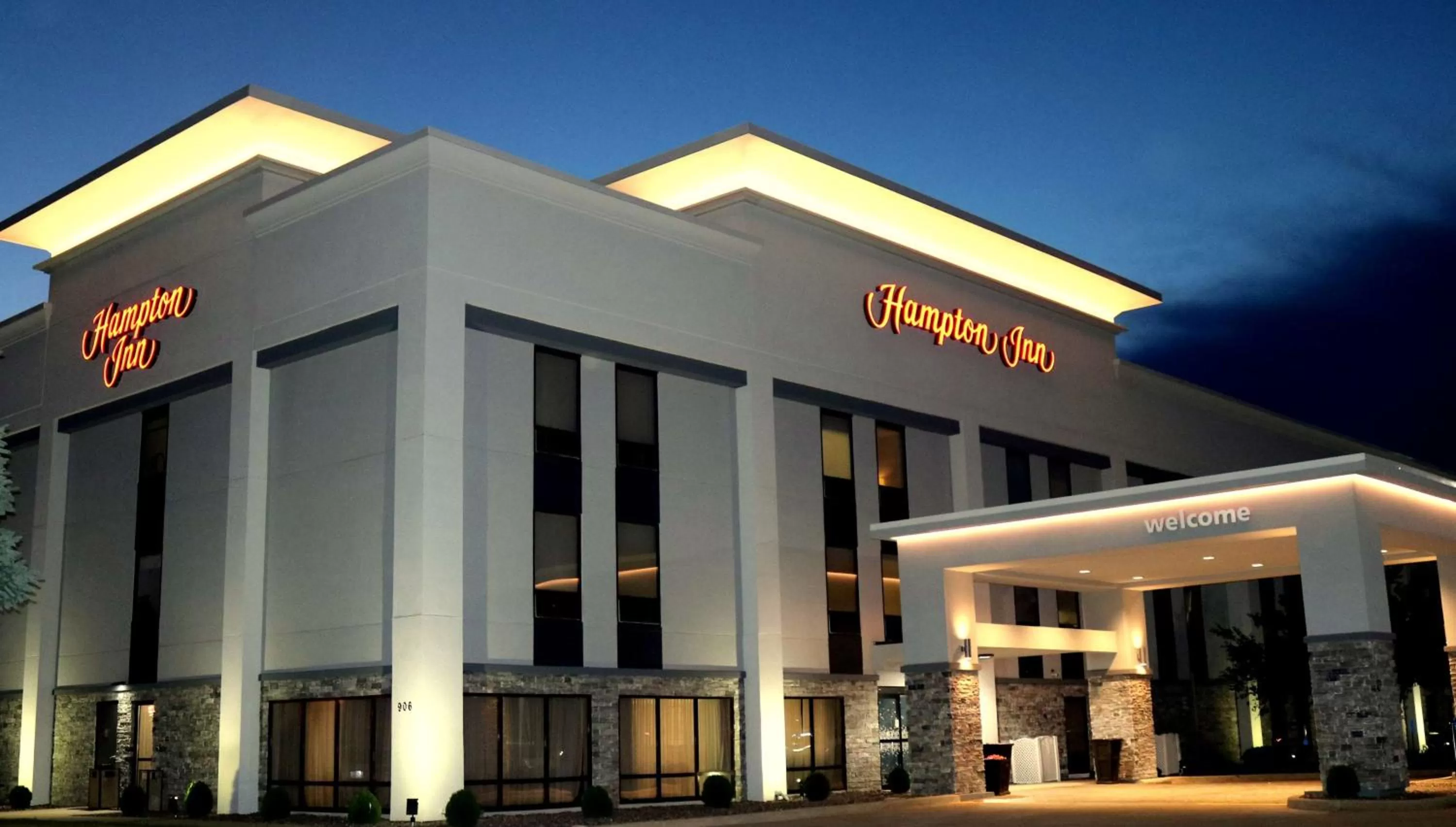 Property building in Hampton Inn Bloomington West