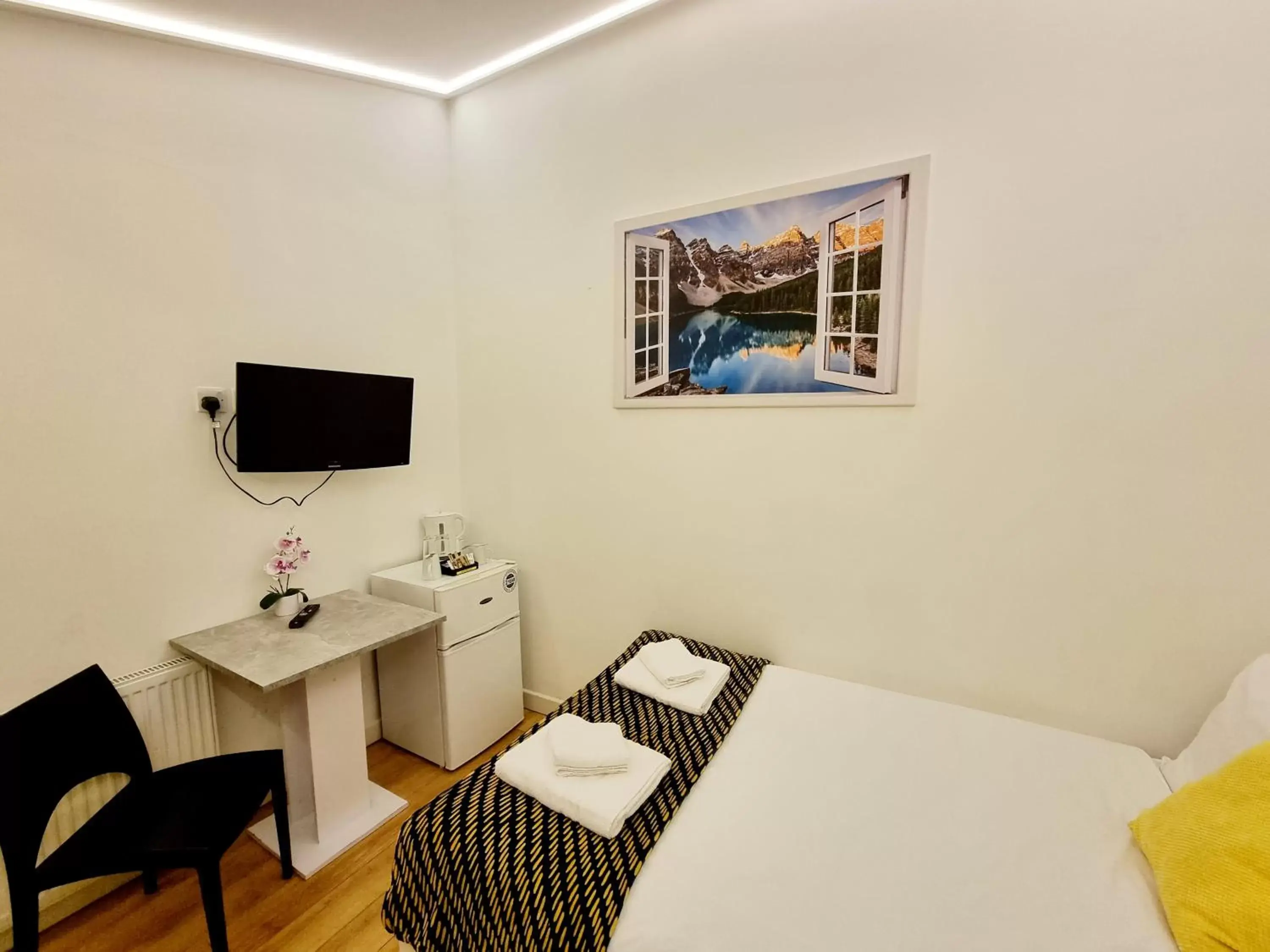 TV and multimedia, Bed in London Stay Apartments