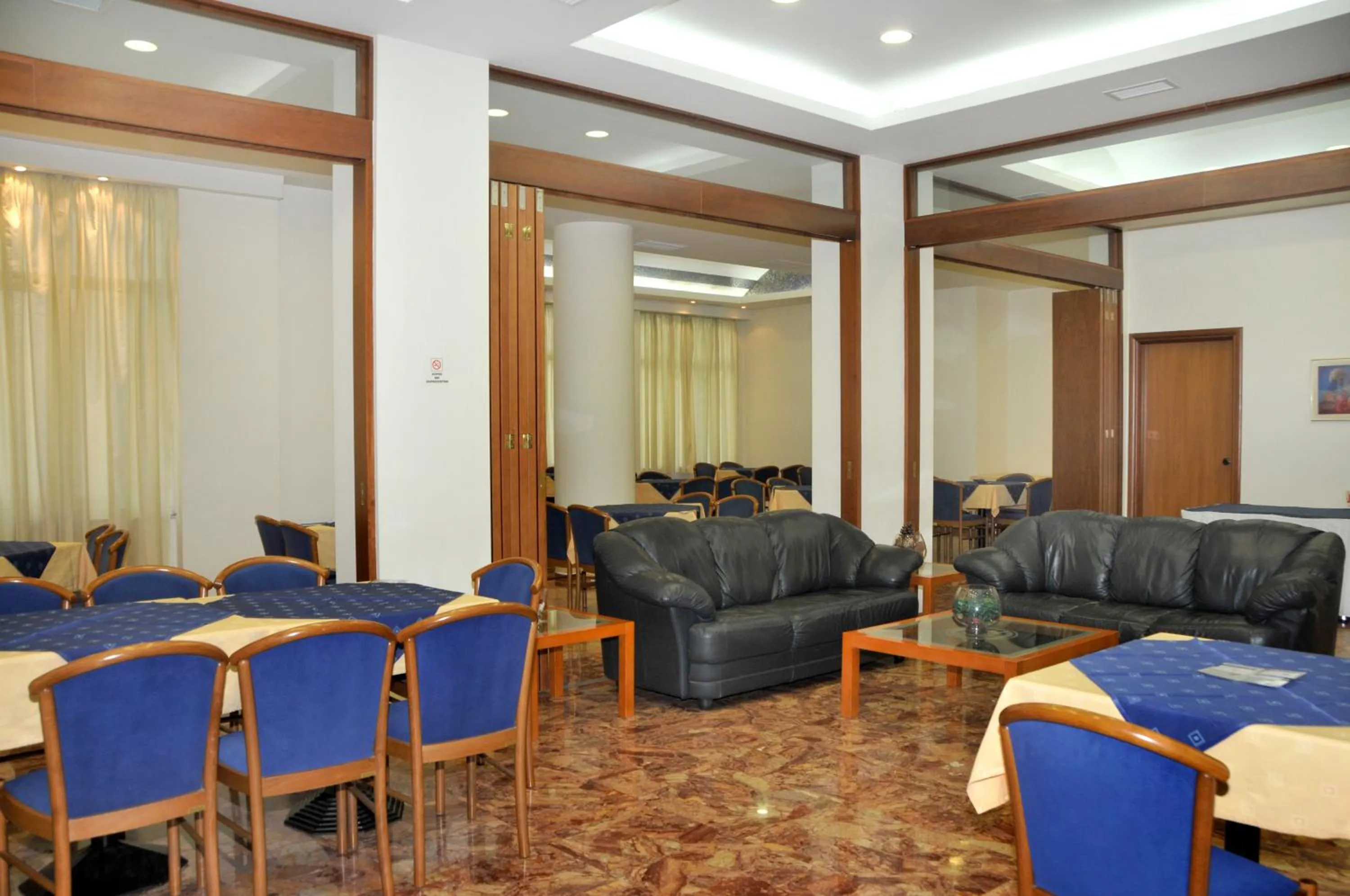 Restaurant/places to eat in Hotel Elena