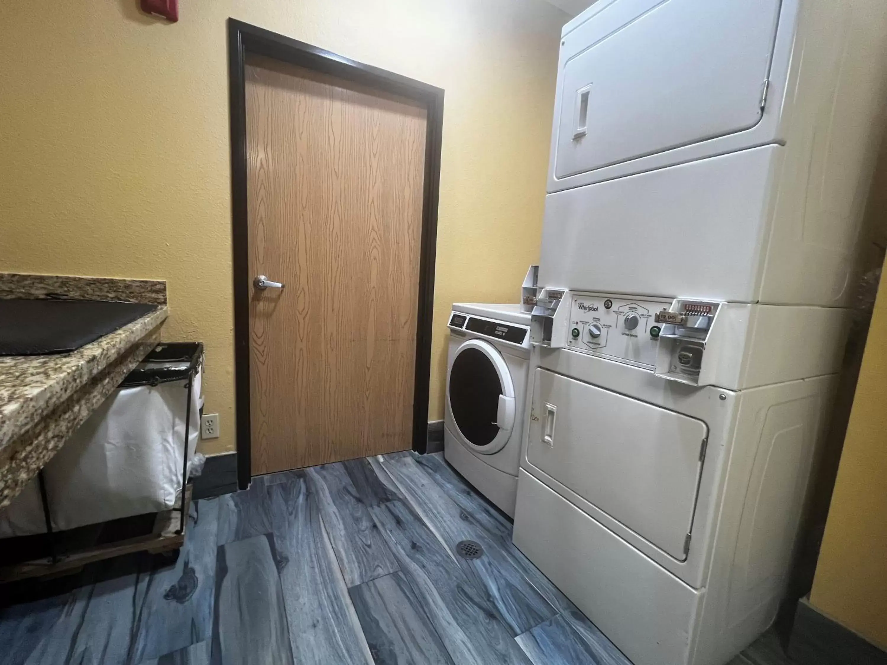 laundry, Kitchen/Kitchenette in Super 8 by Wyndham Pasadena