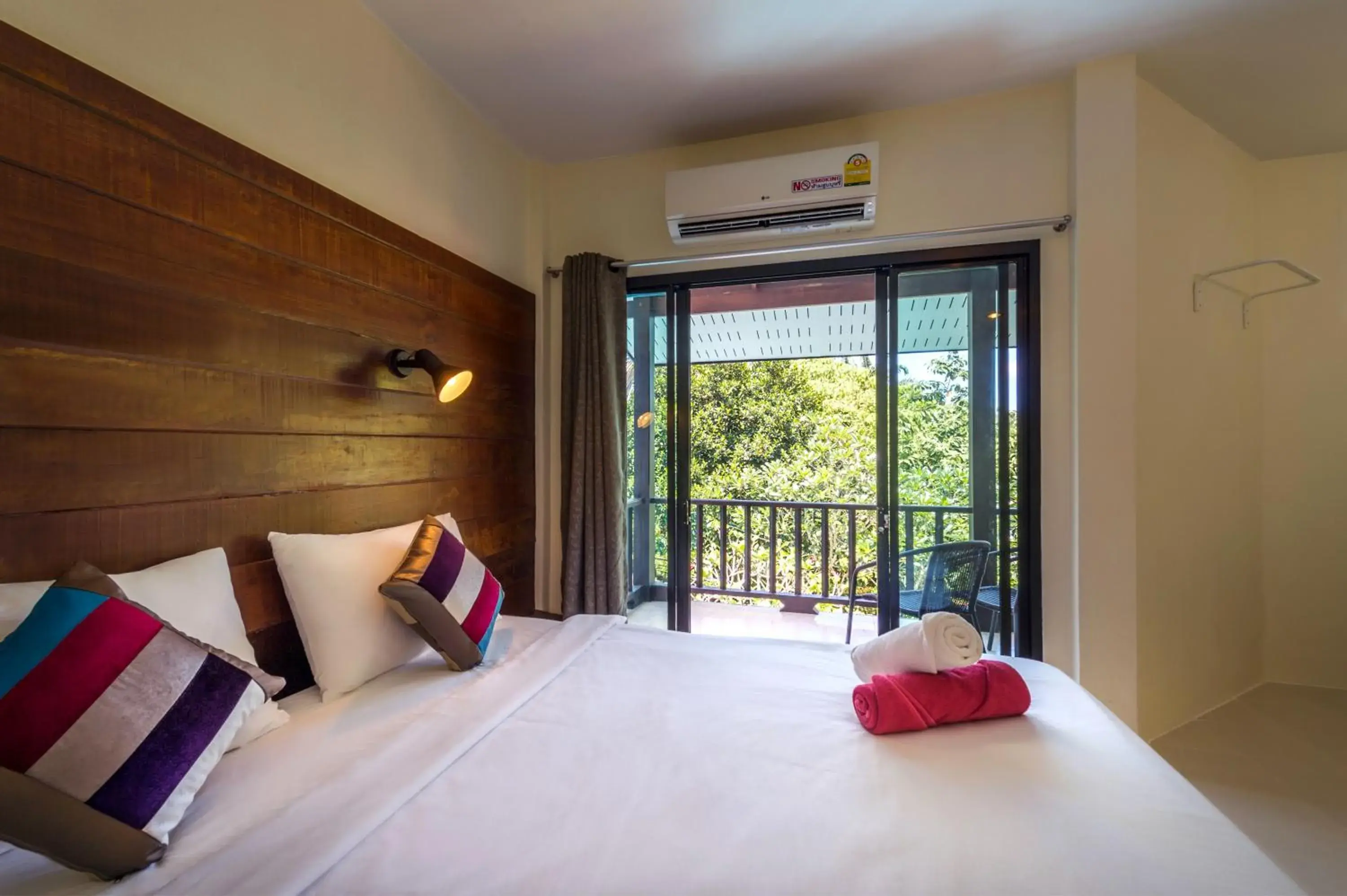 Bed in Lanta Thip House - SHA Plus