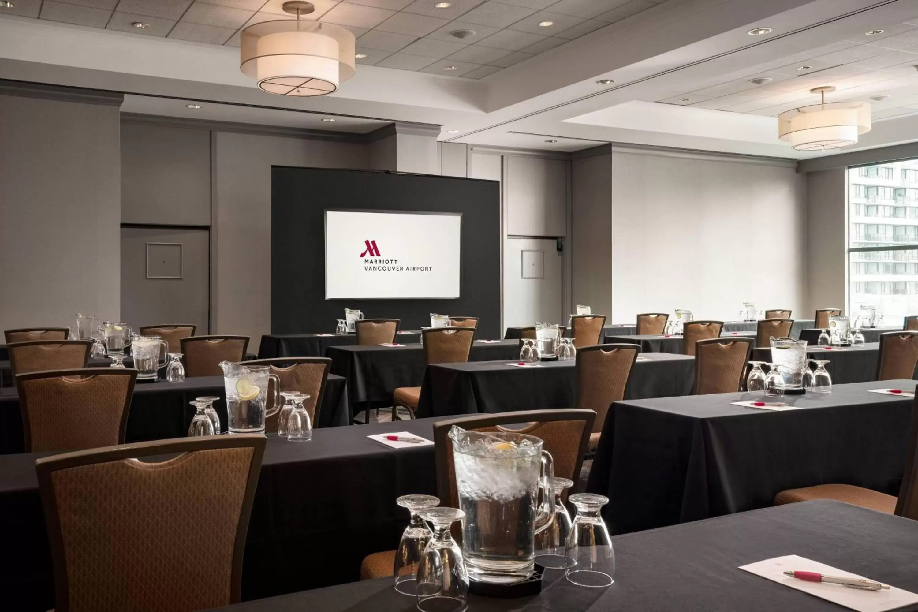 Meeting/conference room in Vancouver Airport Marriott Hotel