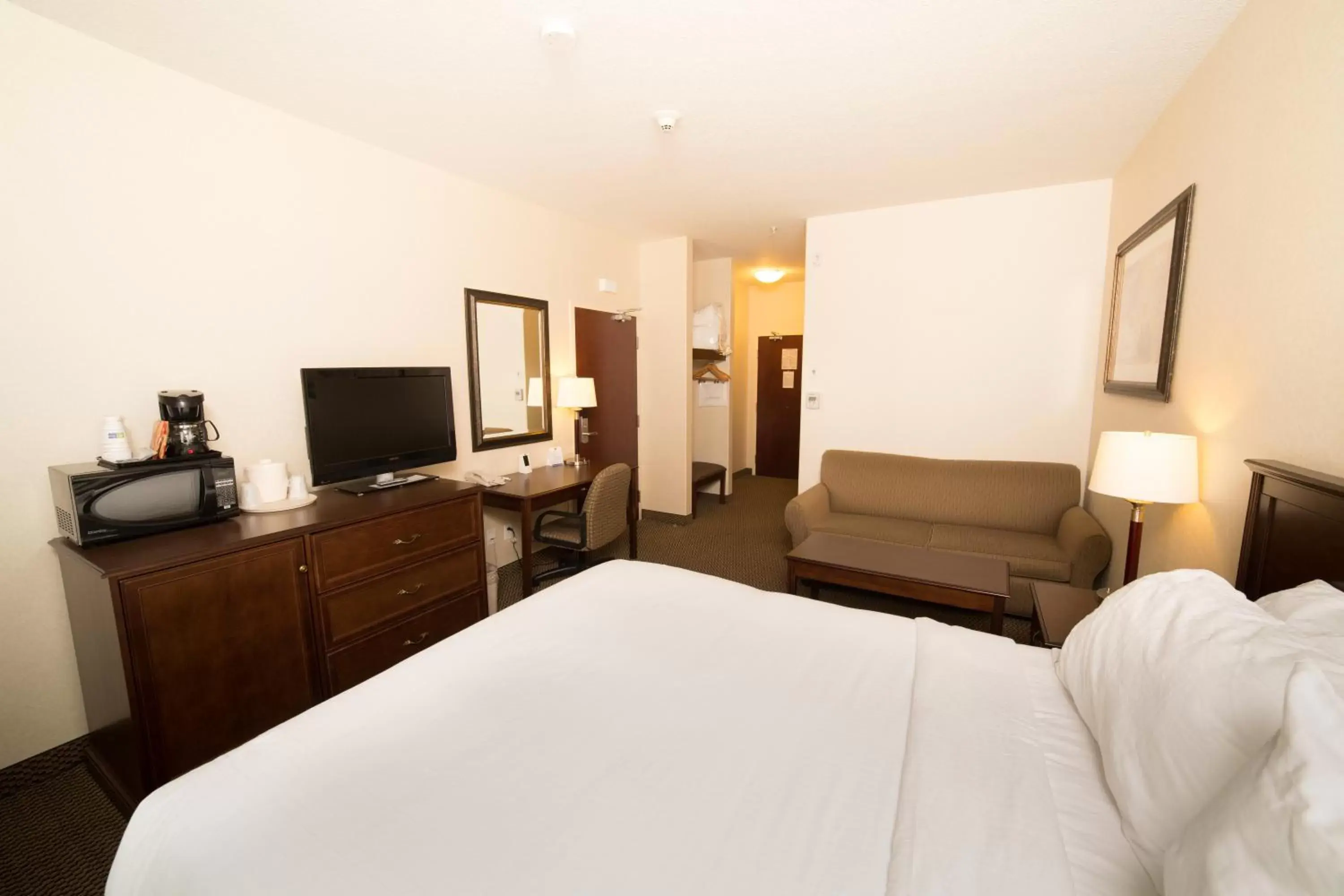 Coffee/tea facilities, TV/Entertainment Center in Holiday Inn Express Hotel & Suites - Slave Lake, an IHG Hotel