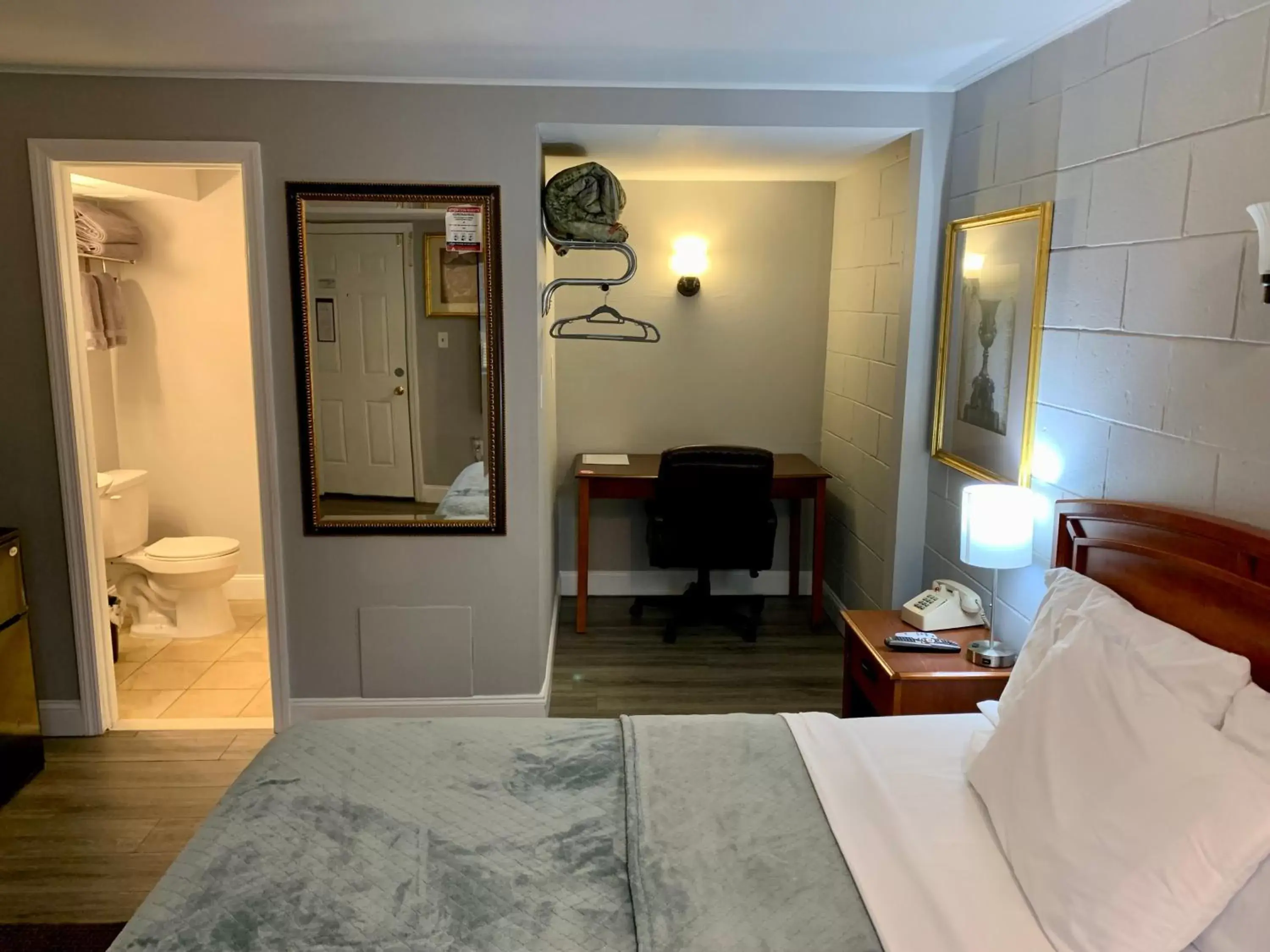 Bed in Hill Top Motel Bed in Hill Top Motel