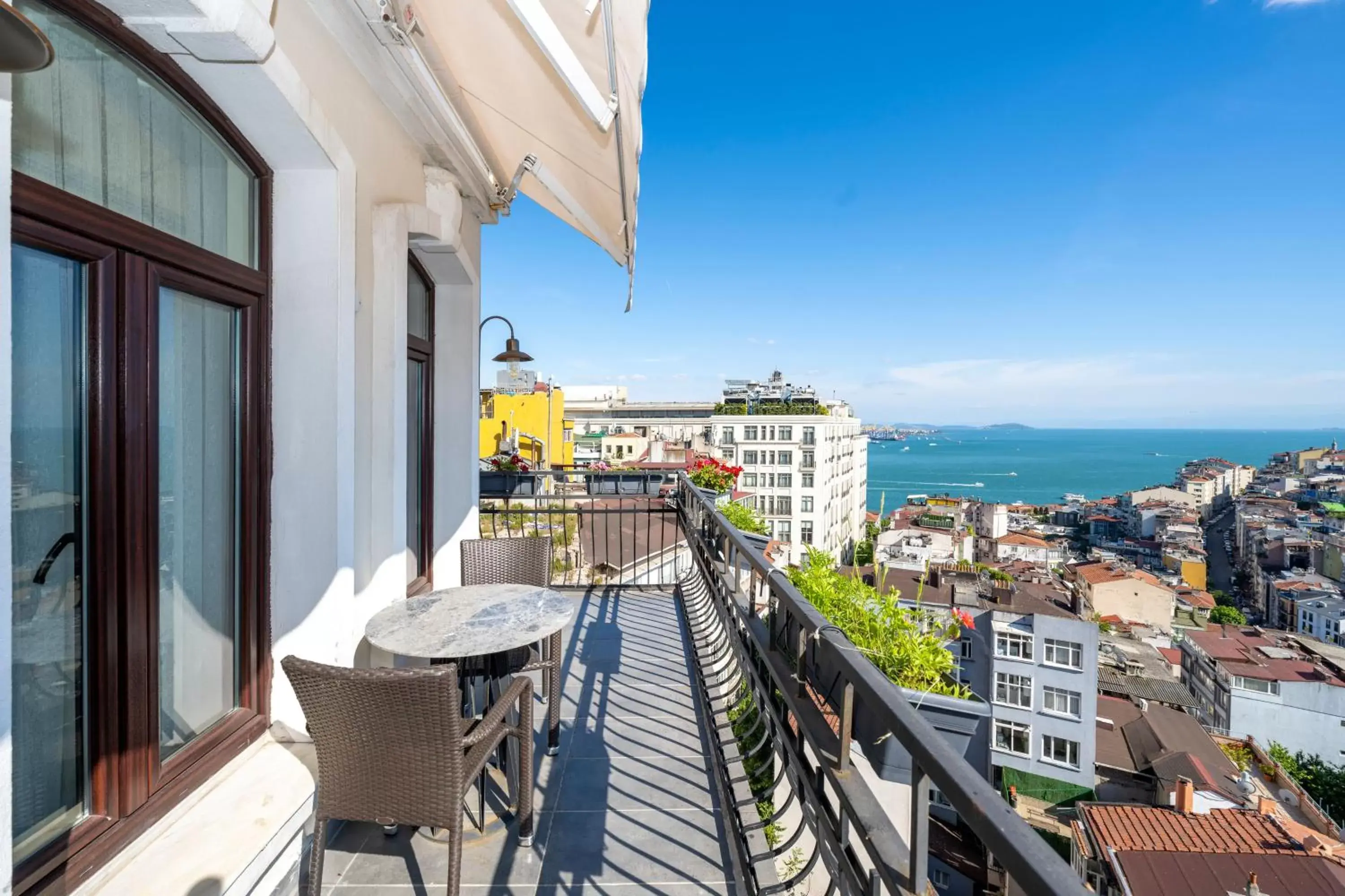 Natural landscape, Balcony/Terrace in Juno Hotel Taksim