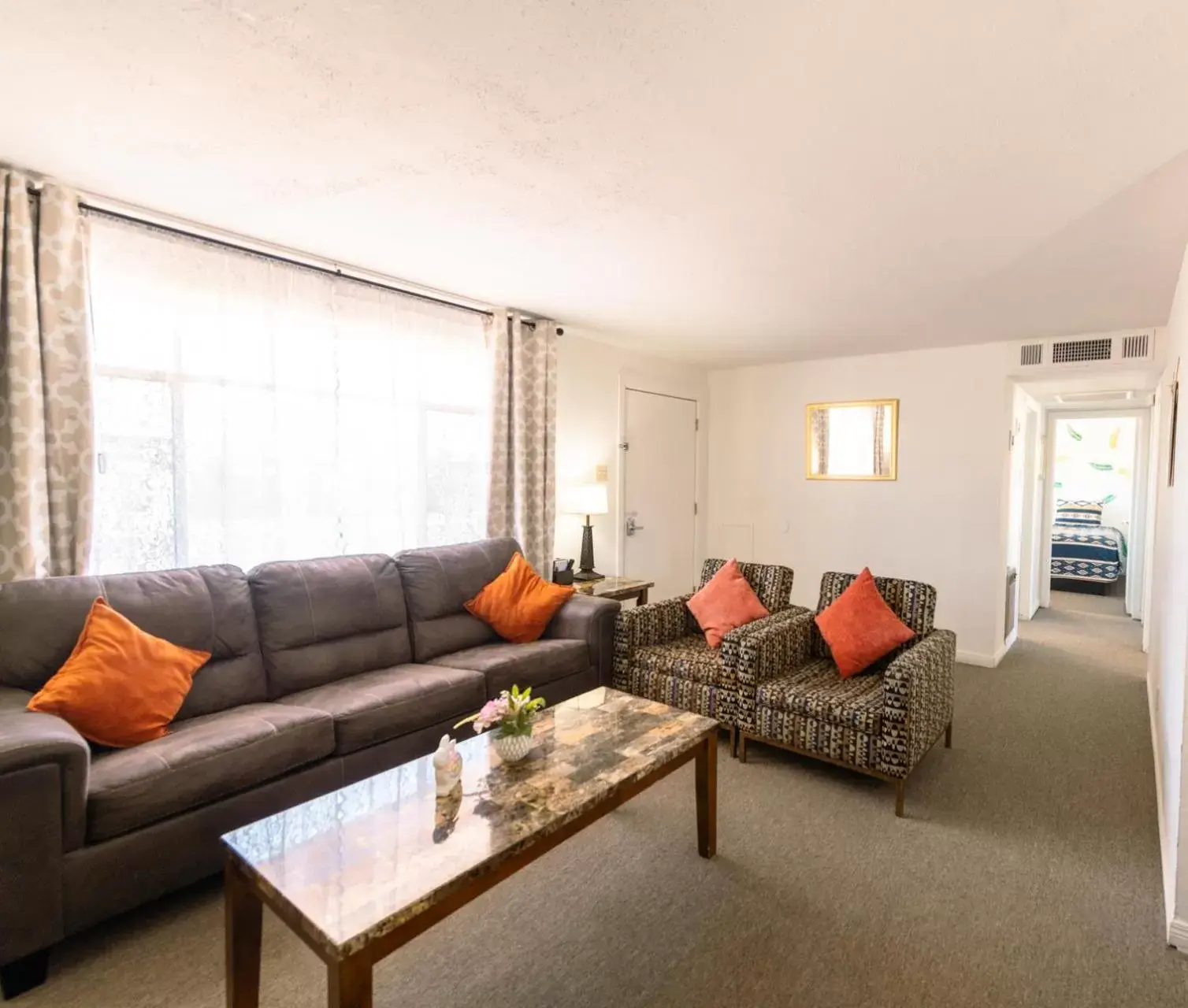 Three-Bedroom Apartment in 1 or 3 Bedroom Apartment with Full Kitchen Three-Bedroom Apartment in 1 or 3 Bedroom Apartment with Full Kitchen