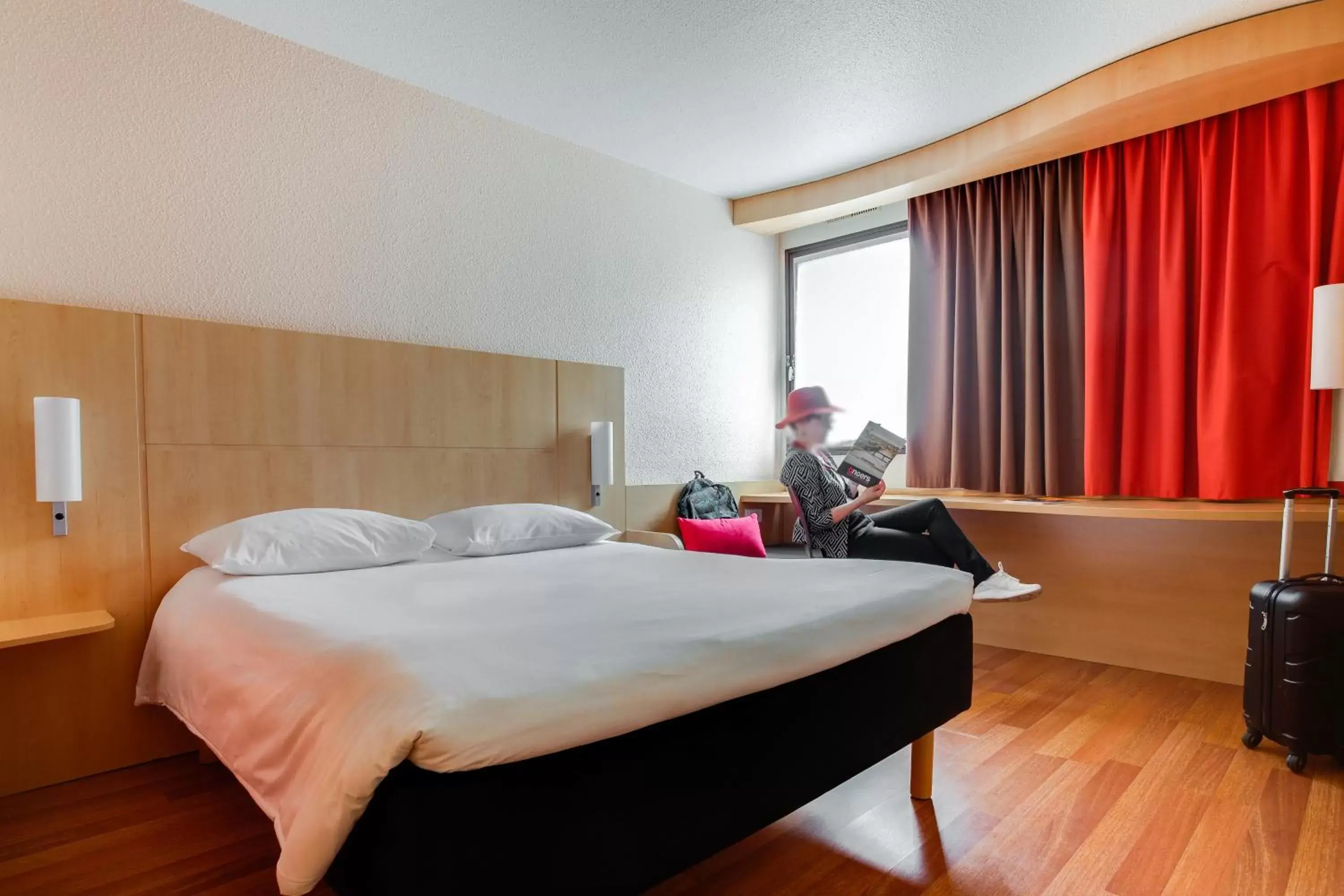 Photo of the whole room, Bed in ibis Angers Centre Chateau