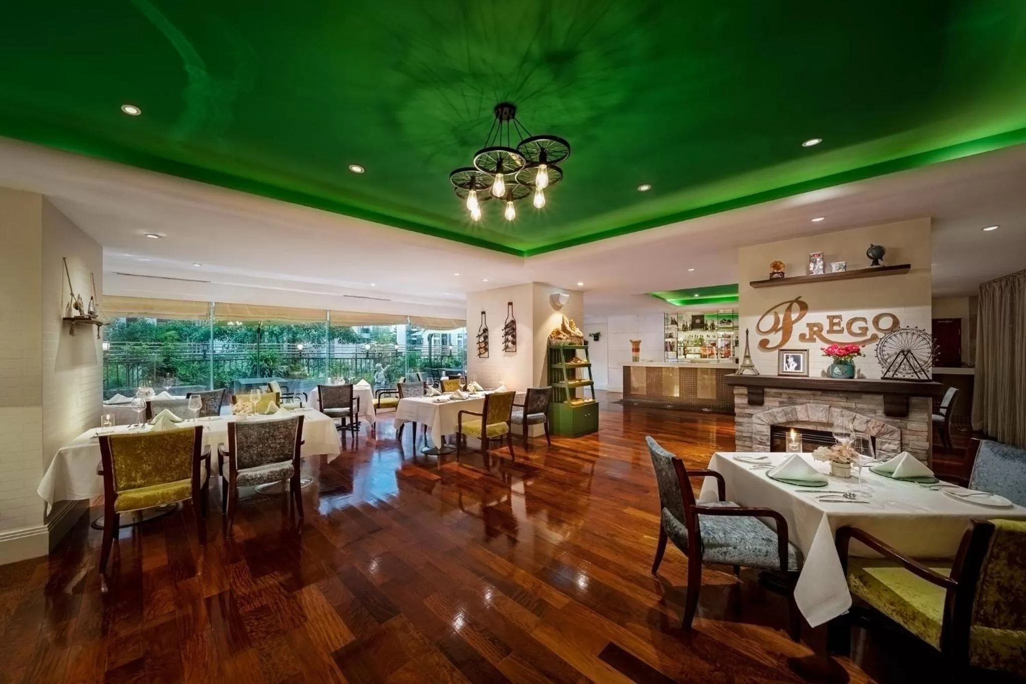 Restaurant/Places to Eat in Crowne Plaza Hotel & Suites Landmark Shenzhen, an IHG Hotel - Nearby Luohu Border, Indoor heated swimming pool, Receive RMB100 SPA coupon upon check-in