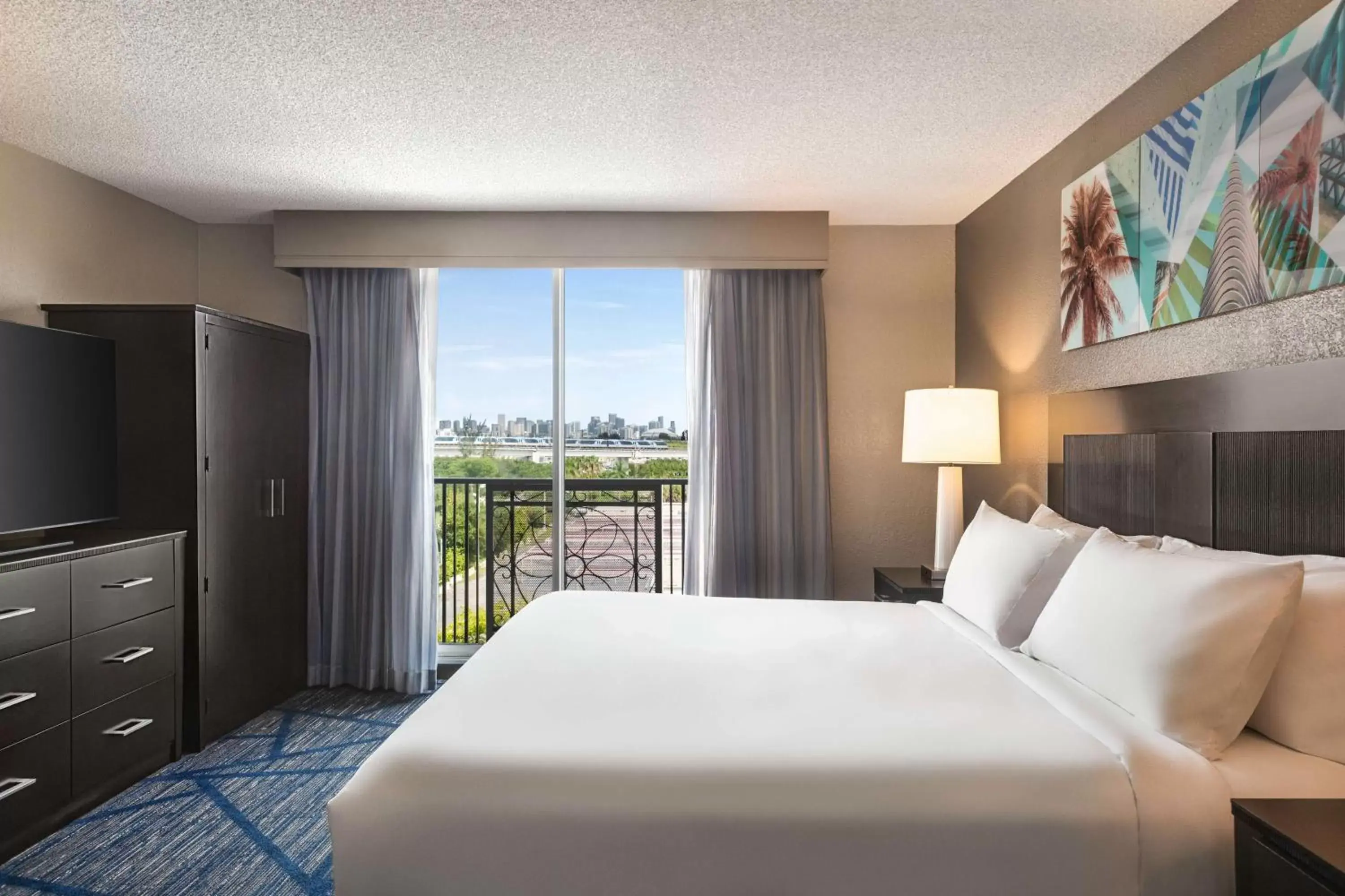 View (from property/room), Bed in Embassy Suites by Hilton Miami International Airport