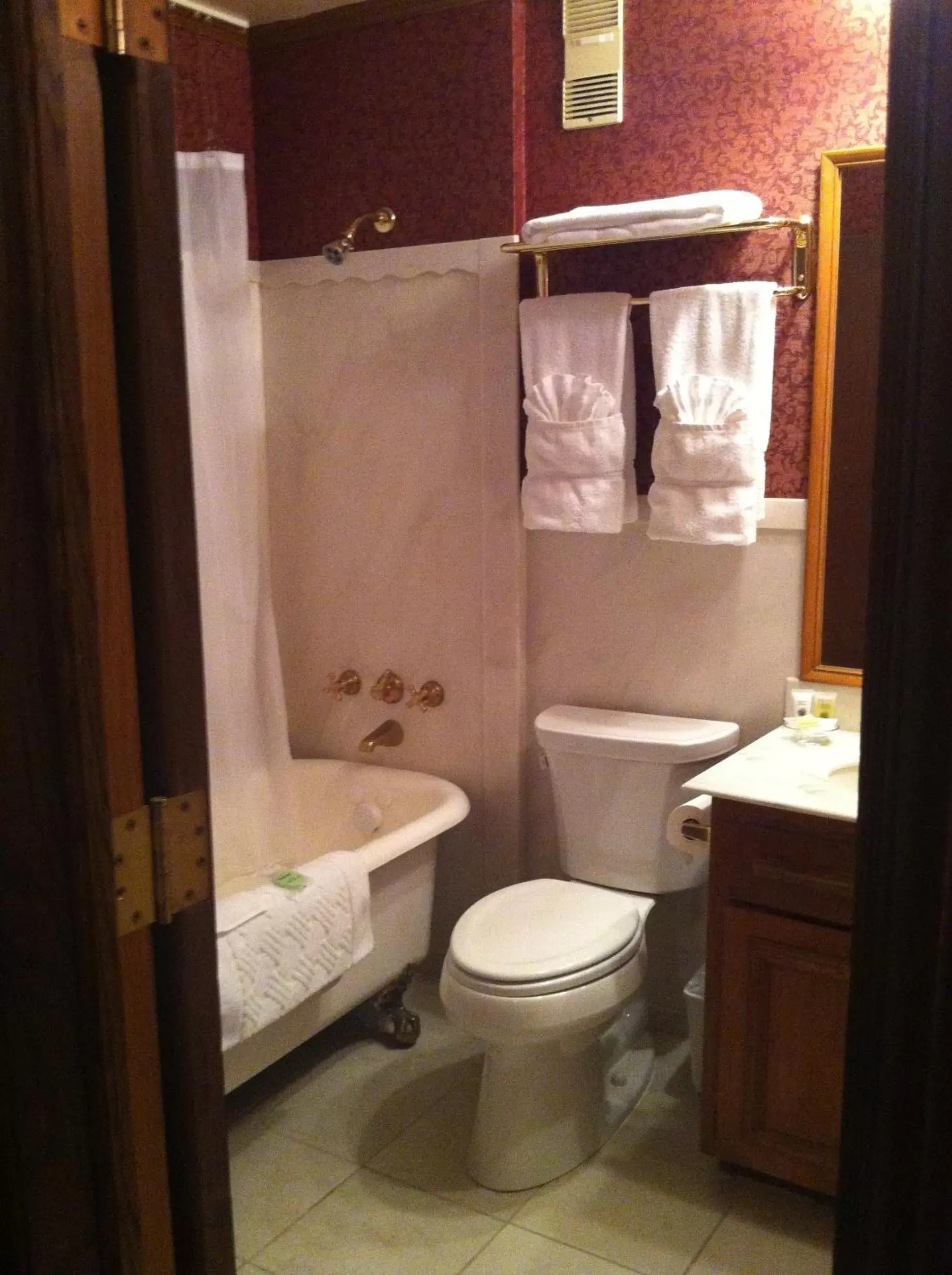 Shower, Bathroom in Mizpah Hotel