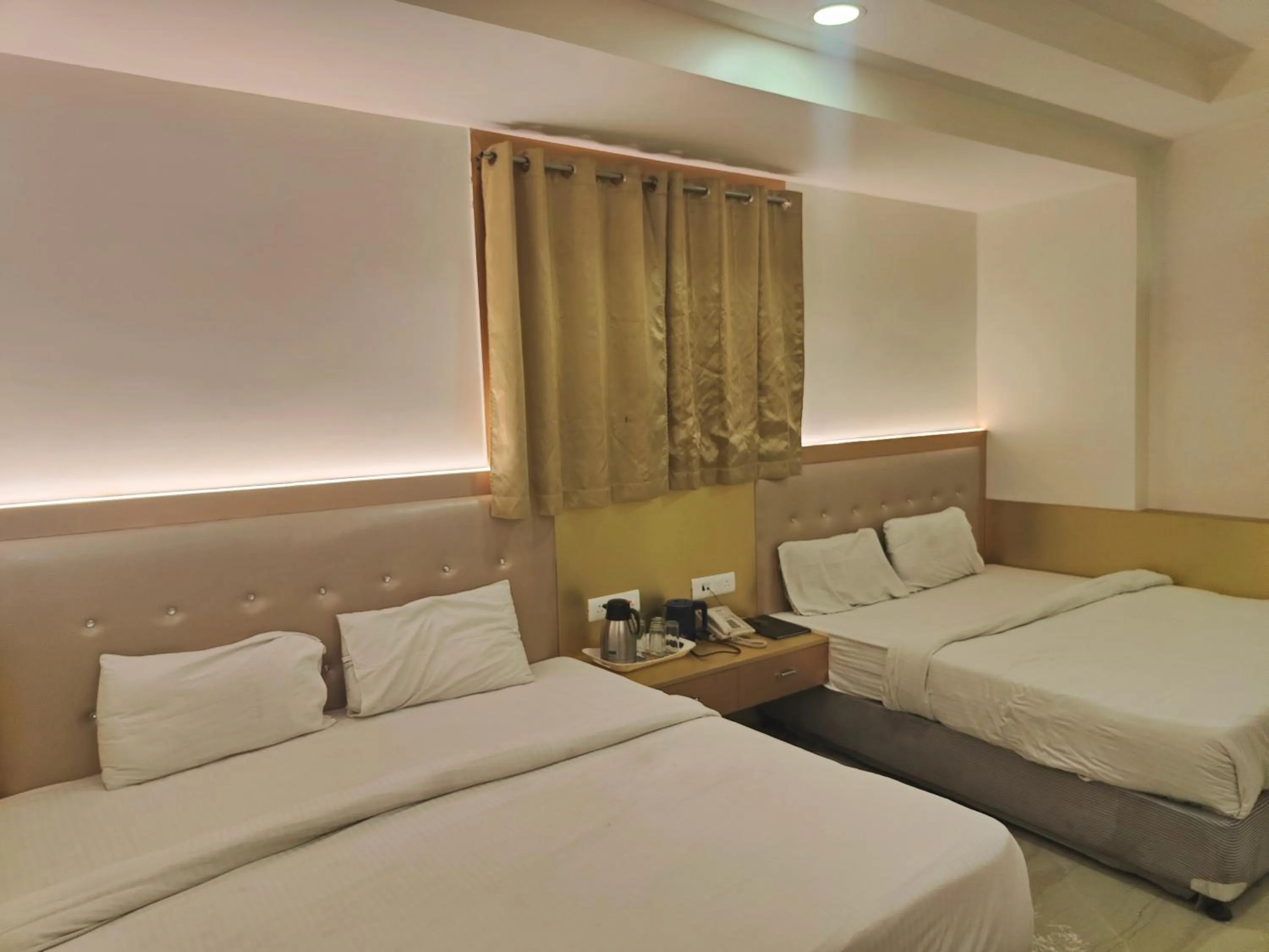 Bedroom, Bed in Hotel Nirmal Mahal - Paharganj - New Delhi