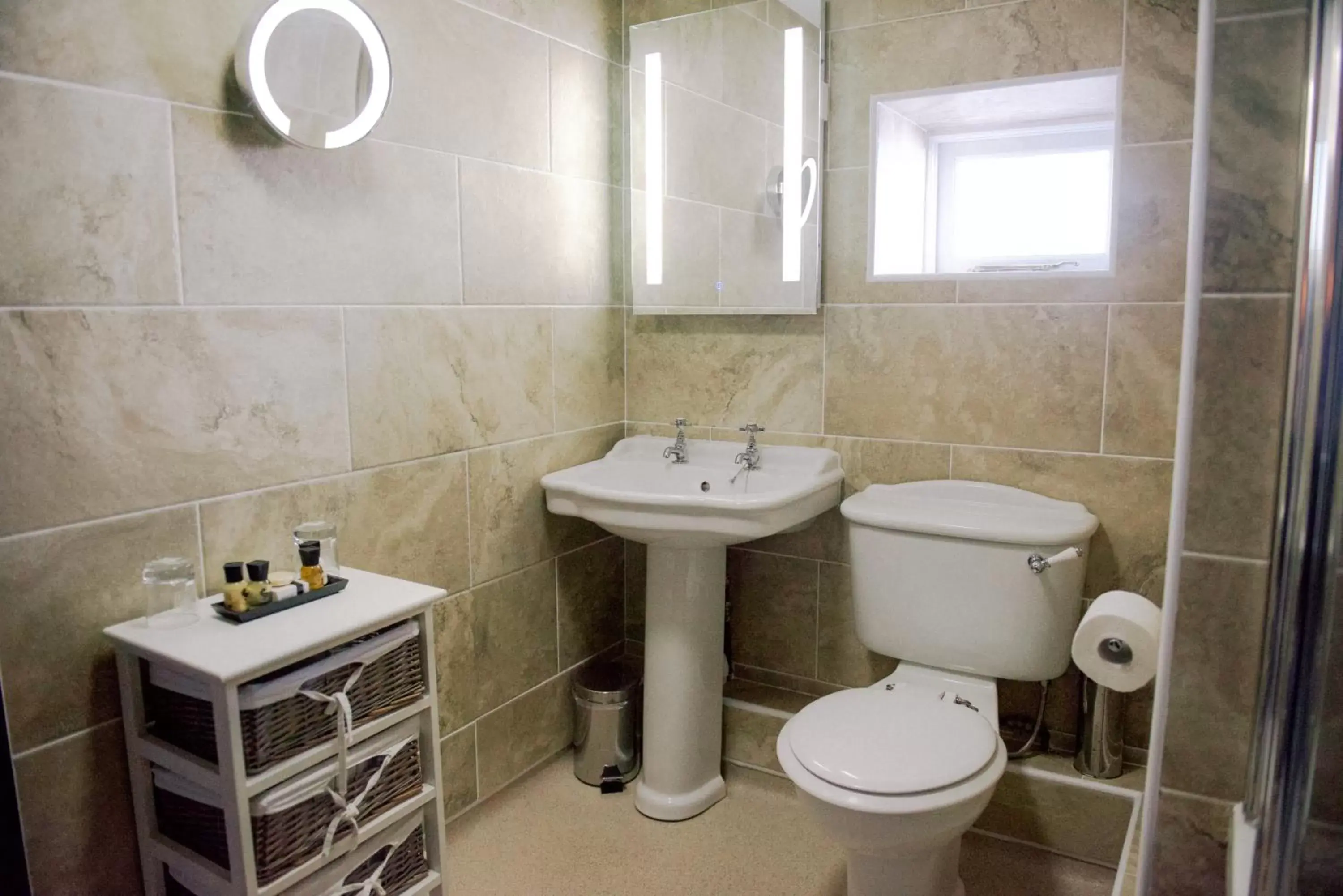 Toilet, Bathroom in The Black Boy Inn