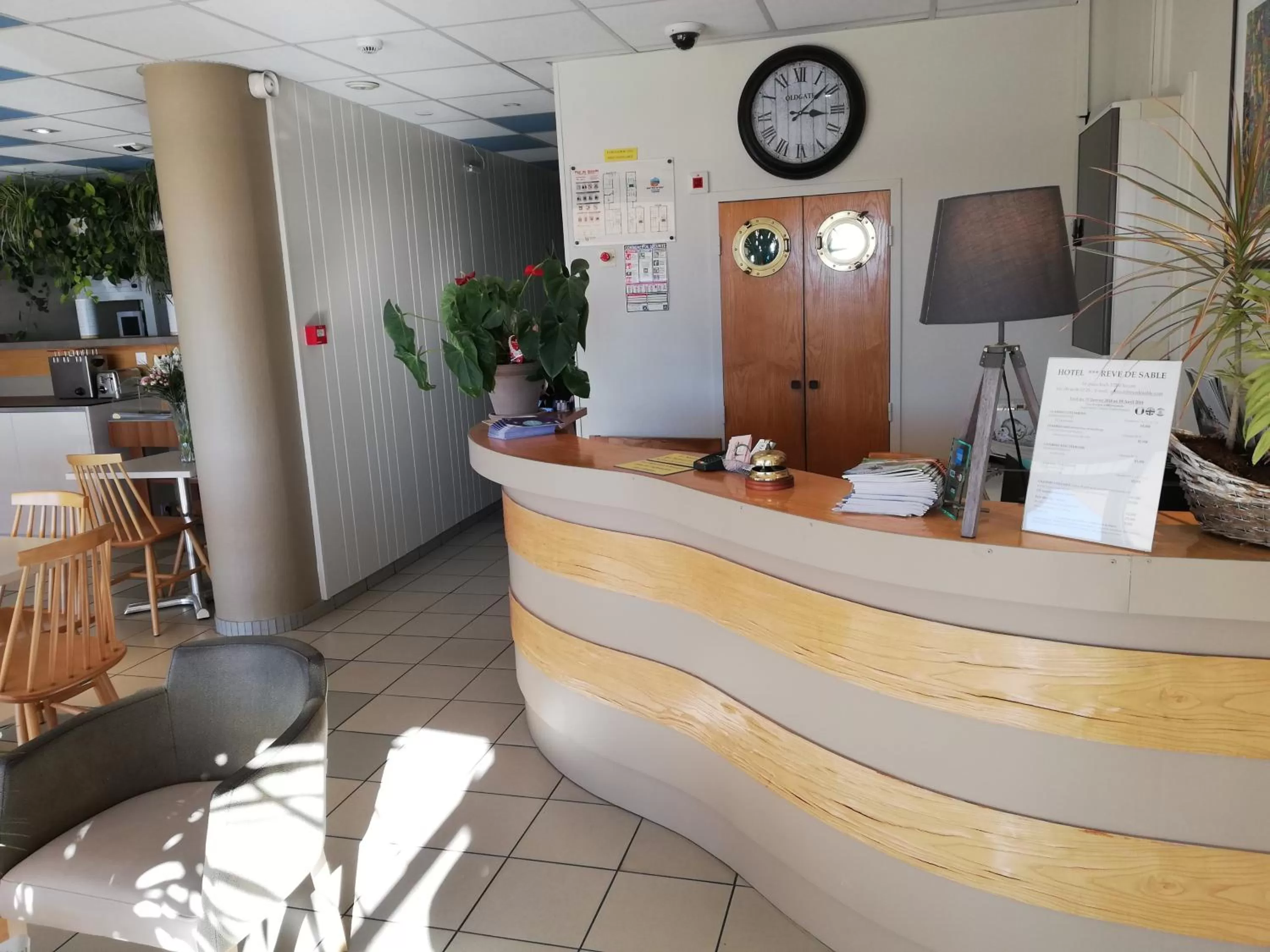 Lobby or reception in Logis Hôtel Rêve de Sable