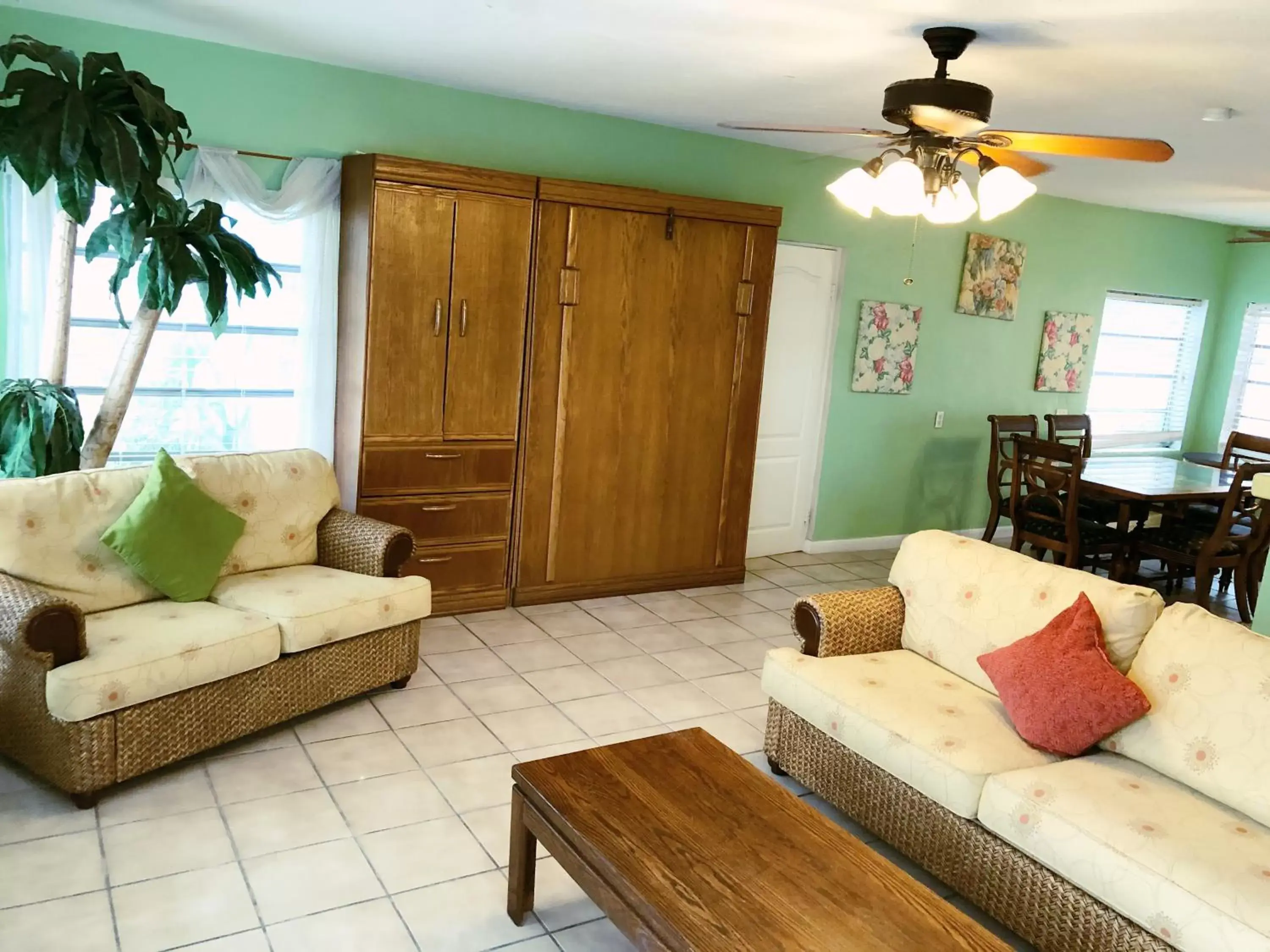 Living room, Seating Area in The Pelican Key Largo Cottages