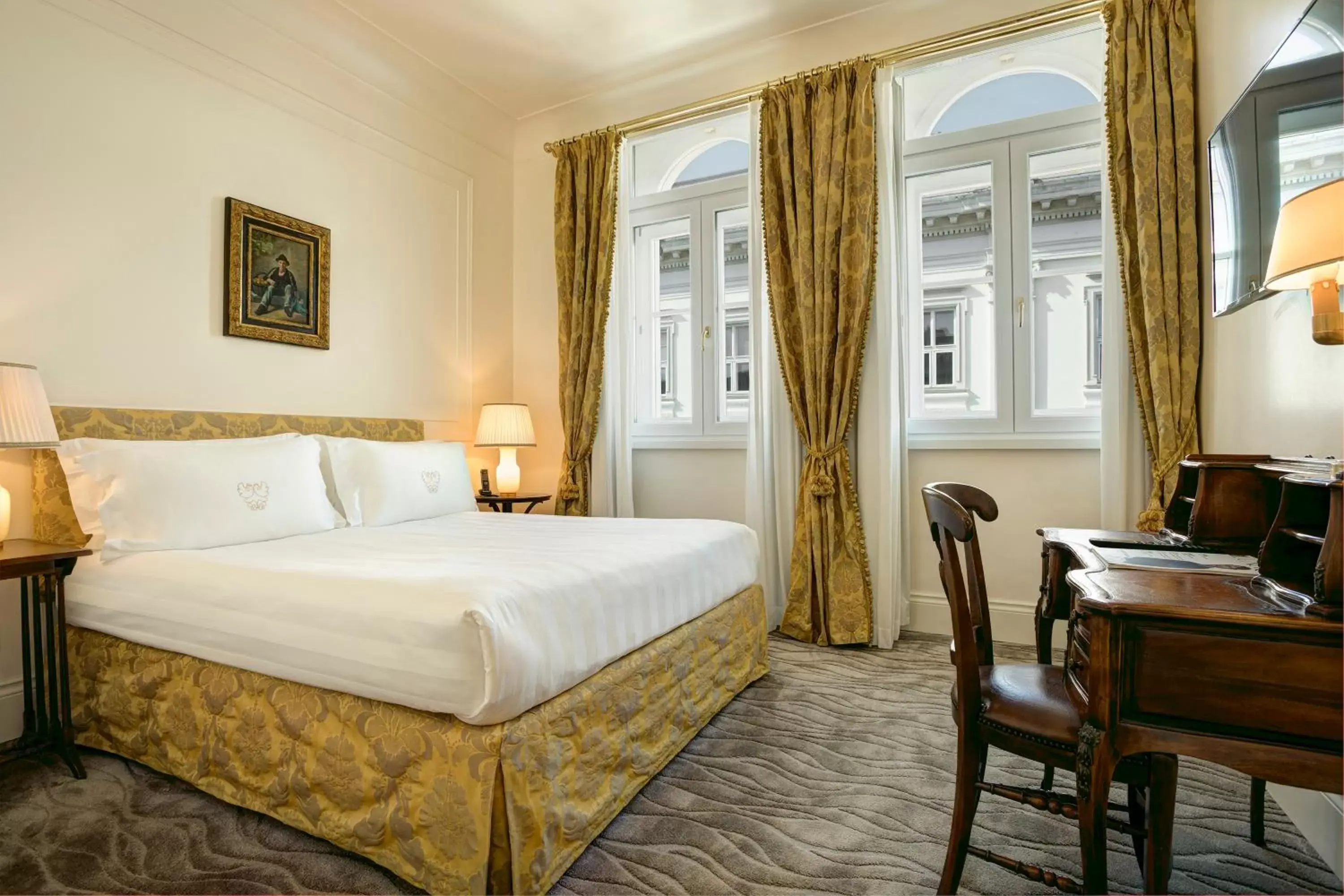 Photo of the whole room, Bed in Grand Hotel Duchi d'Aosta