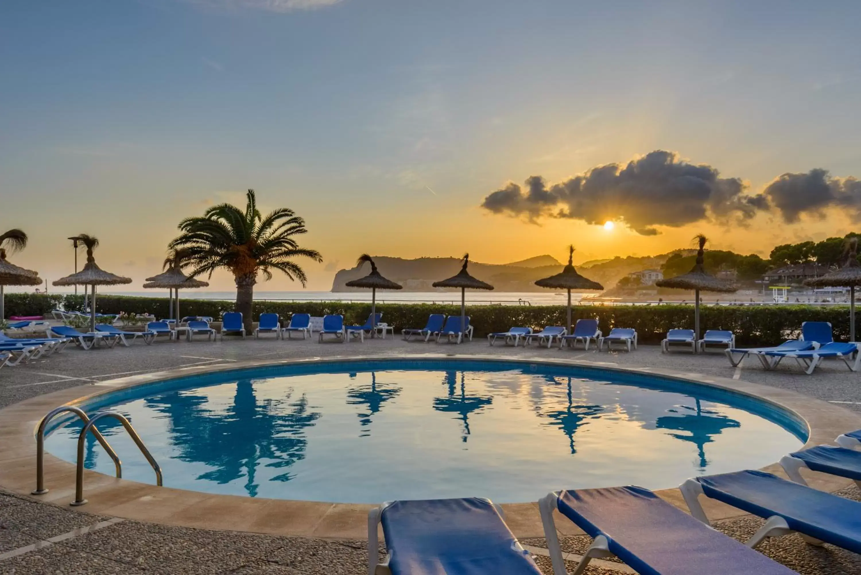 Sunset, Swimming Pool in Hotel Vibra Beverly Playa