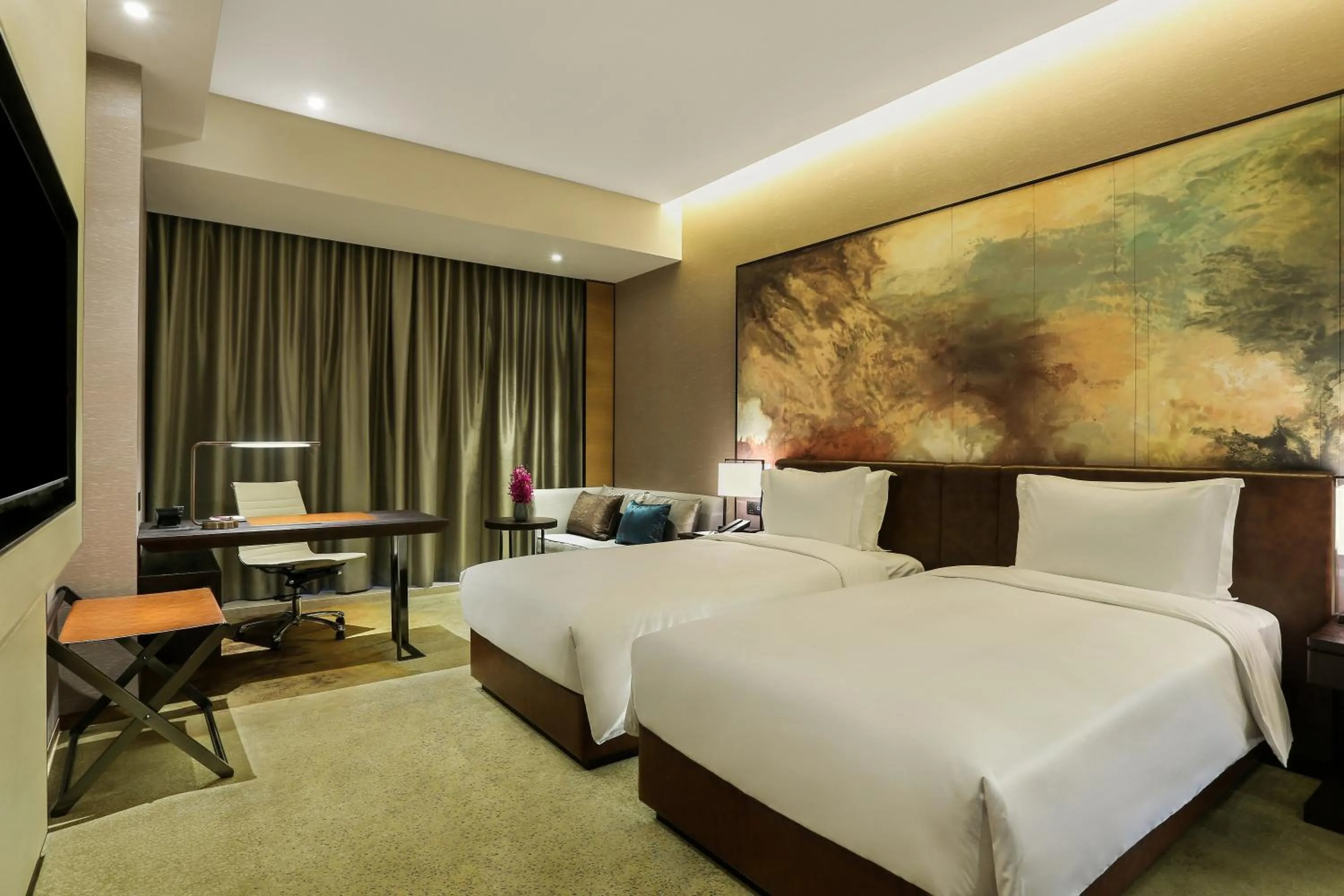 Photo of the whole room, Bed in Crowne Plaza Chengdu Wenjiang by IHG