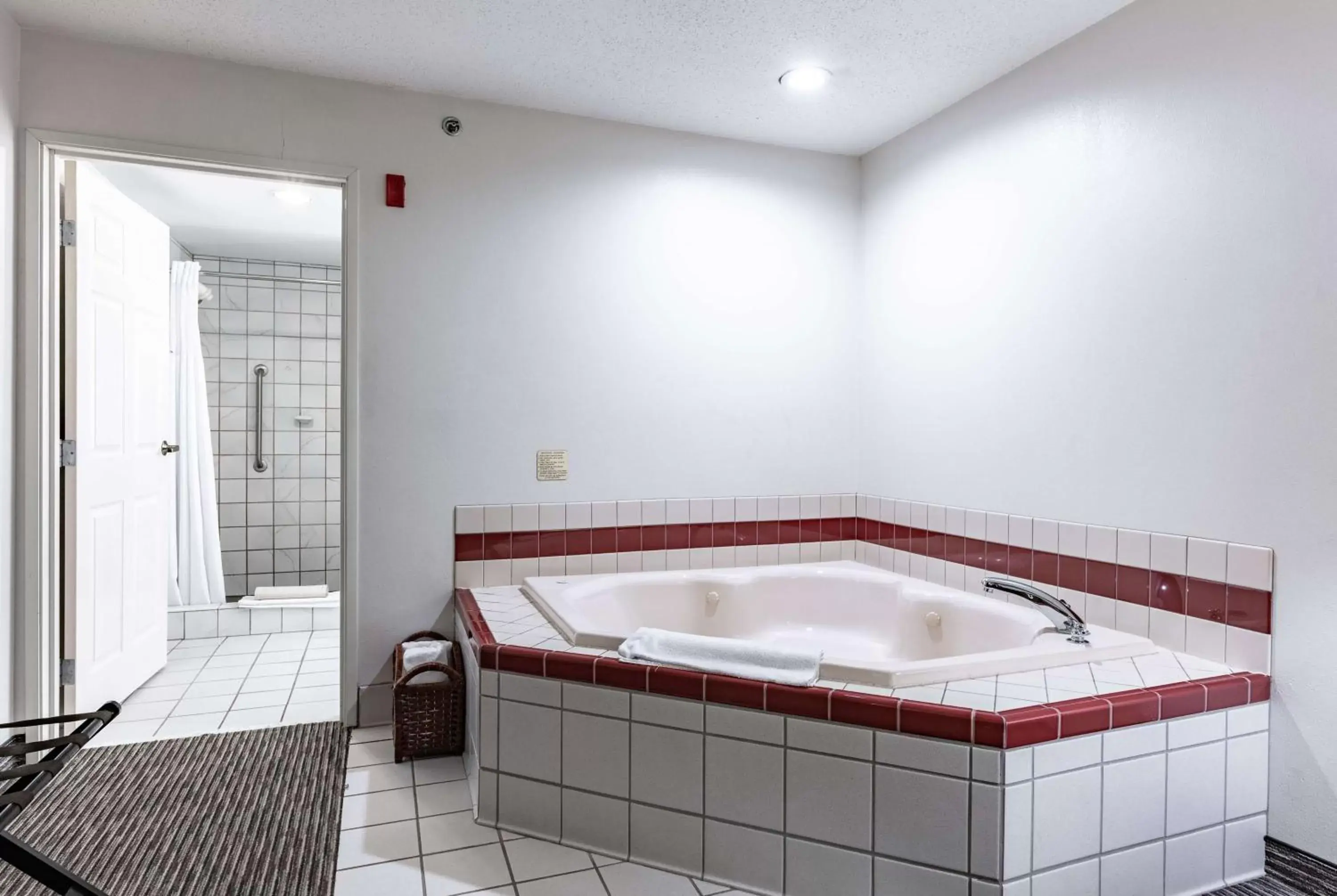 Photo of the whole room, Bathroom in Wingate by Wyndham Parkersburg - Vienna