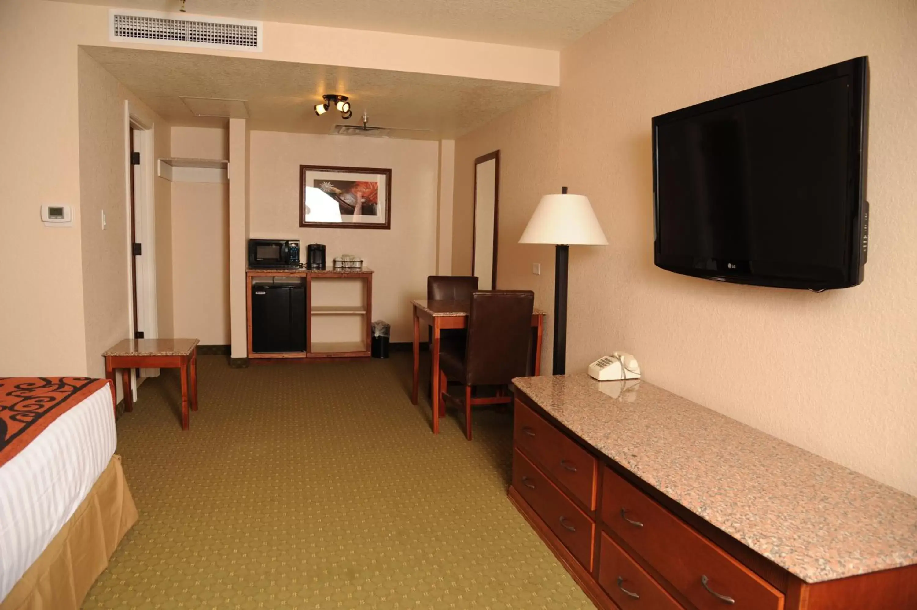 Photo of the whole room, TV/Entertainment Center in Ramada by Wyndham Elko Hotel at Stockmen's Casino