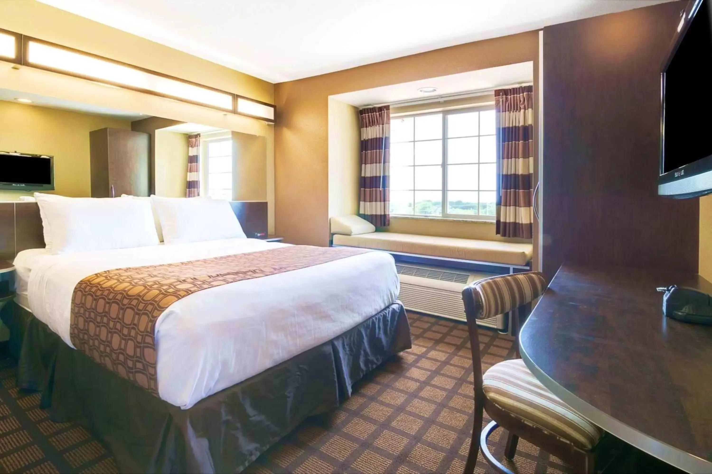 Bed in Microtel Inn & Suites by Wyndham Macon