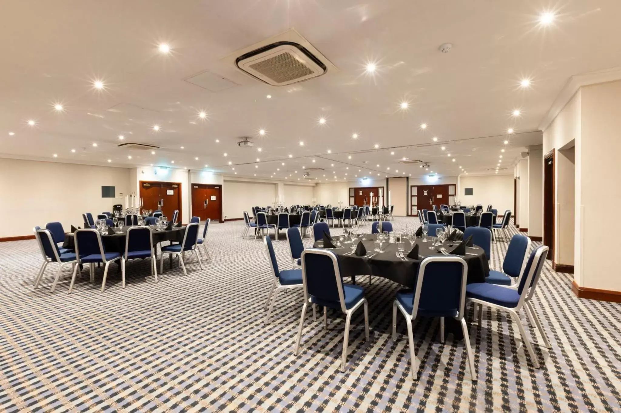 Meeting/conference room, Restaurant/Places to Eat in Holiday Inn - Glasgow Airport, an IHG Hotel
