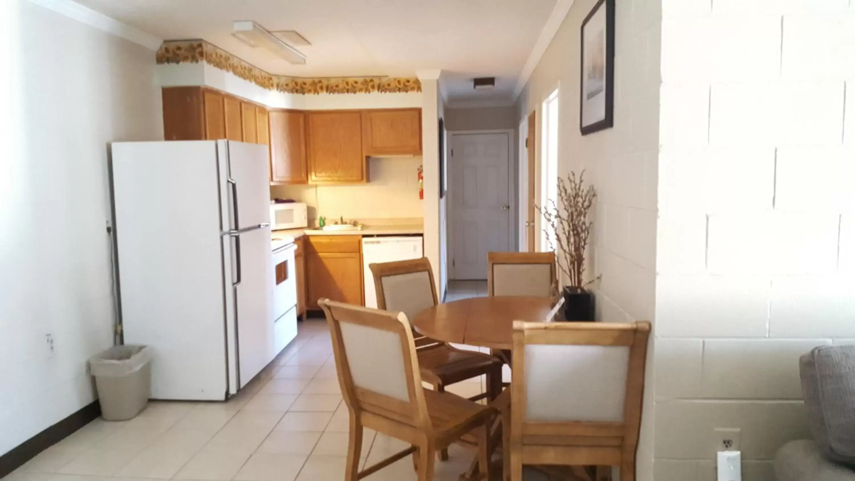 Kitchen/Kitchenette in Seabreeze Motel