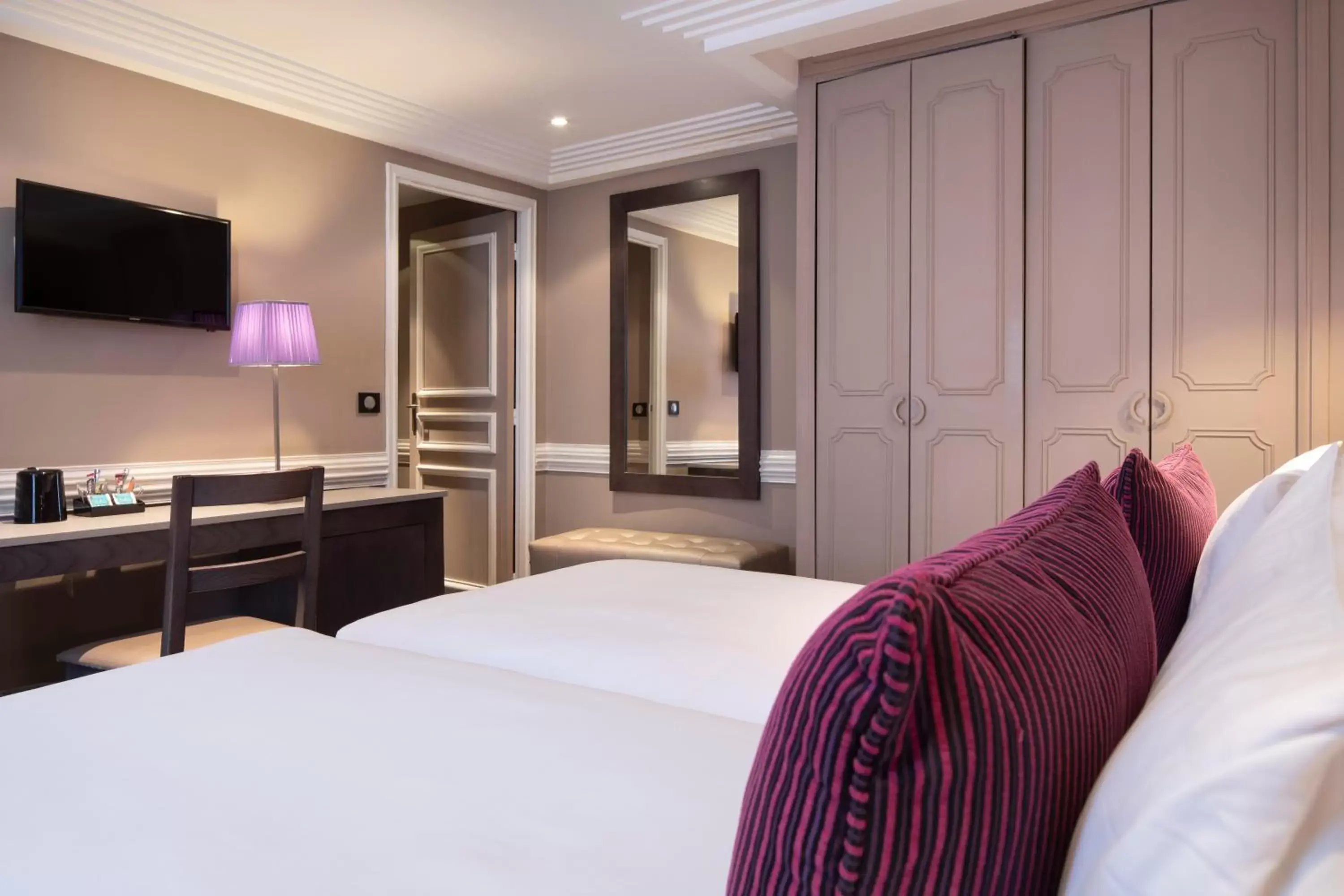Bed in Elysées Hôtel