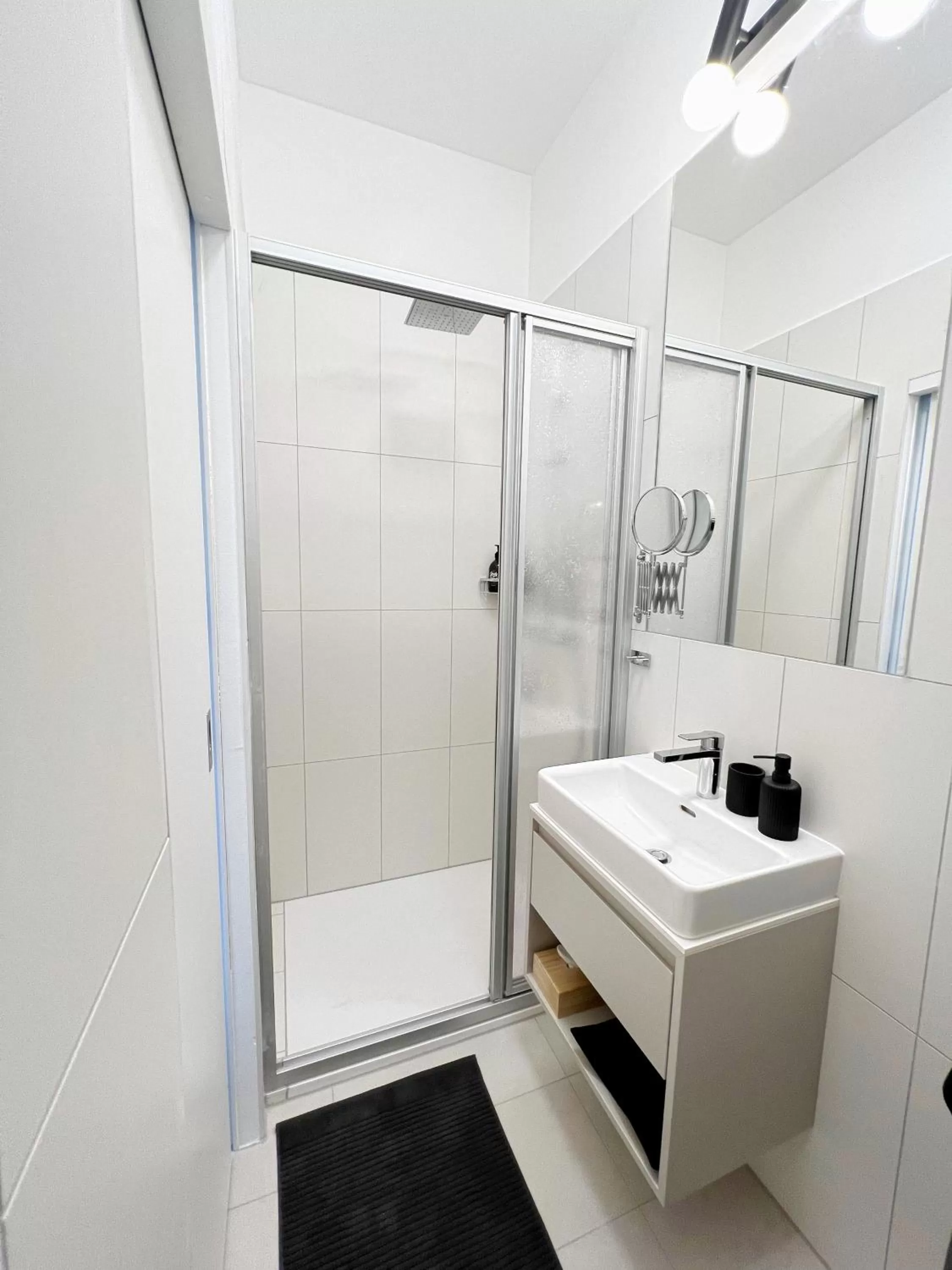 Shower in Sissi West