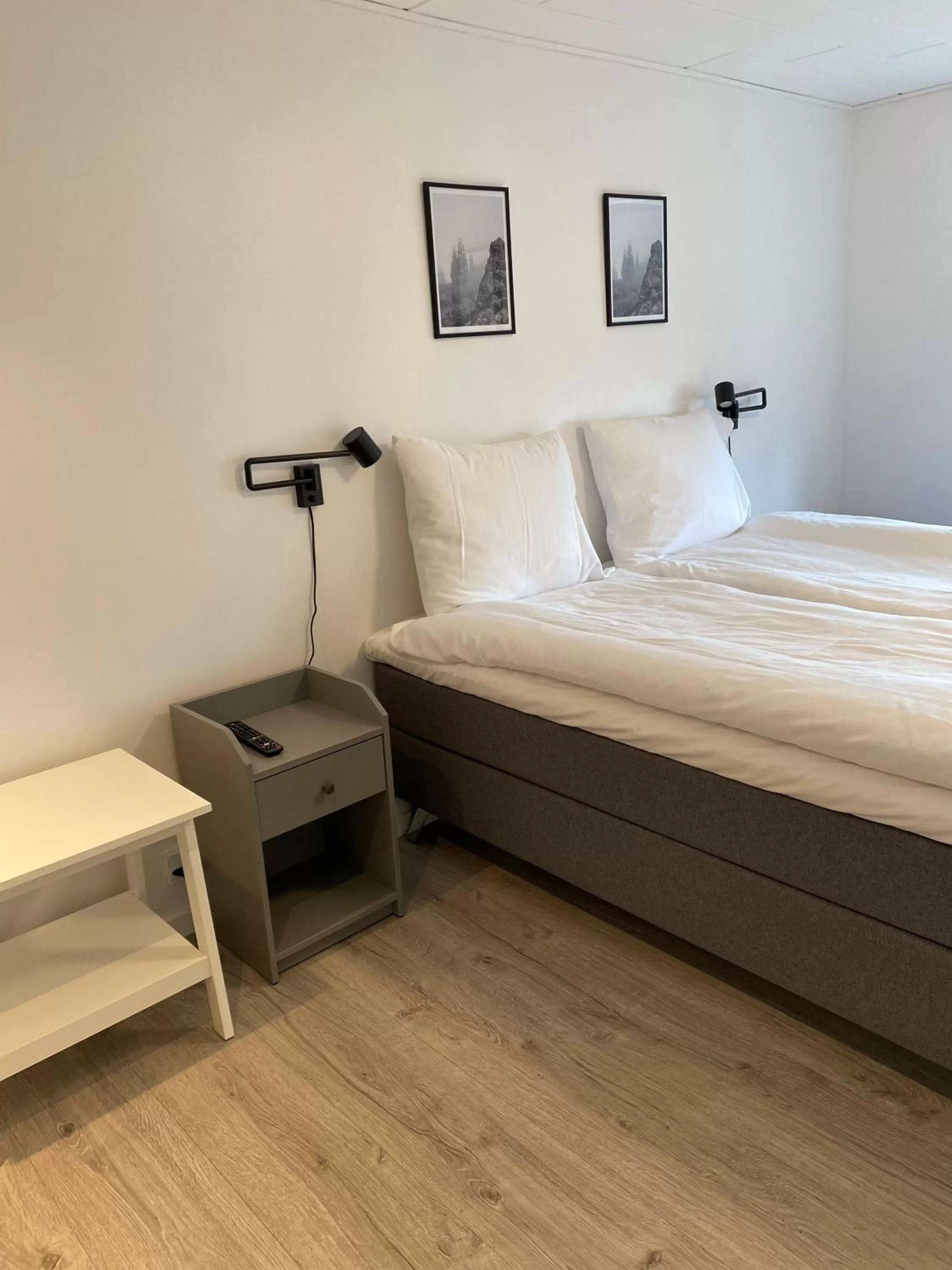 Photo of the whole room, Bed in Hotel Røde-Kro