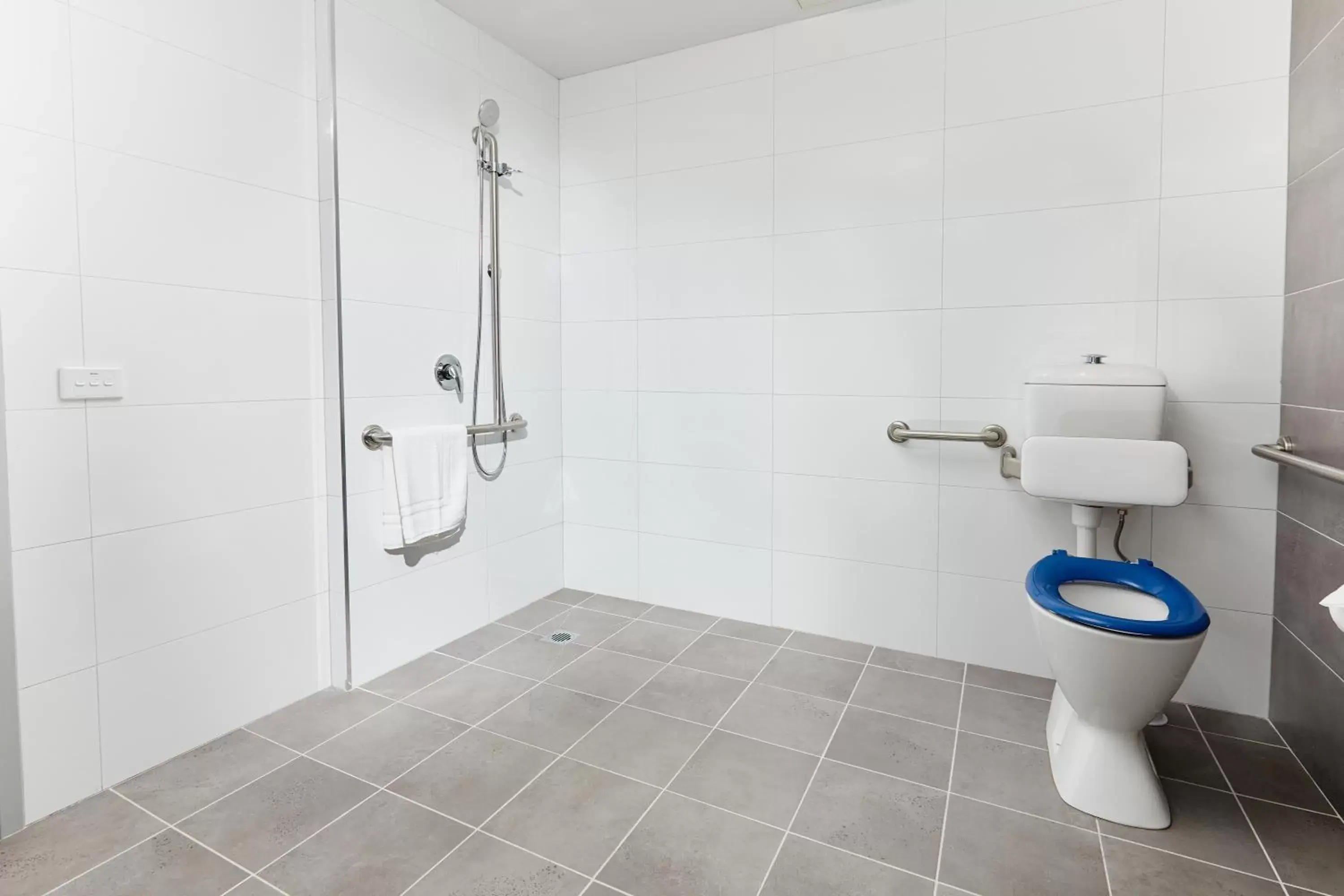 Shower, Bathroom in East Maitland Executive Apartments