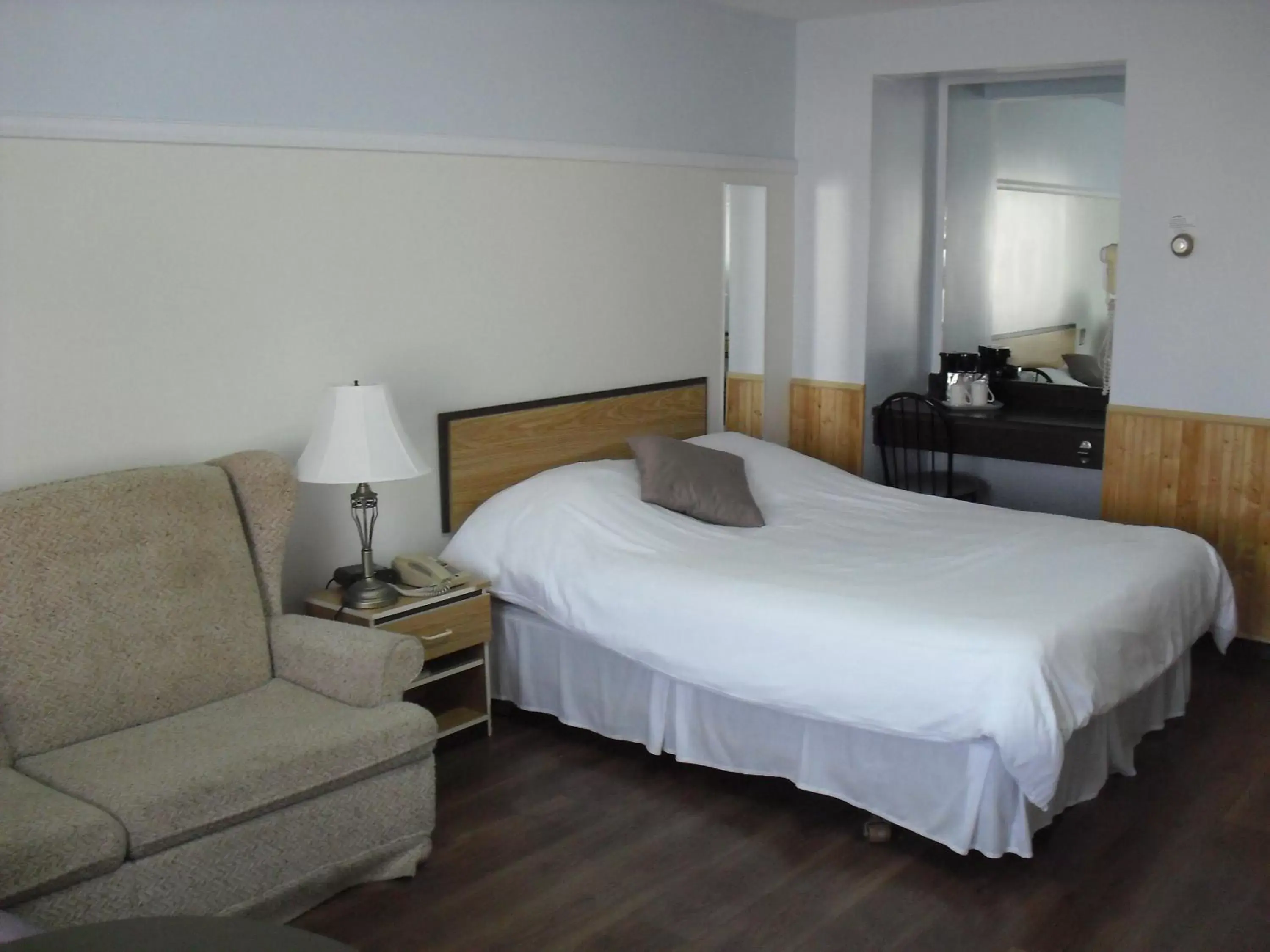 Photo of the whole room, Bed in Auberge La Diligence